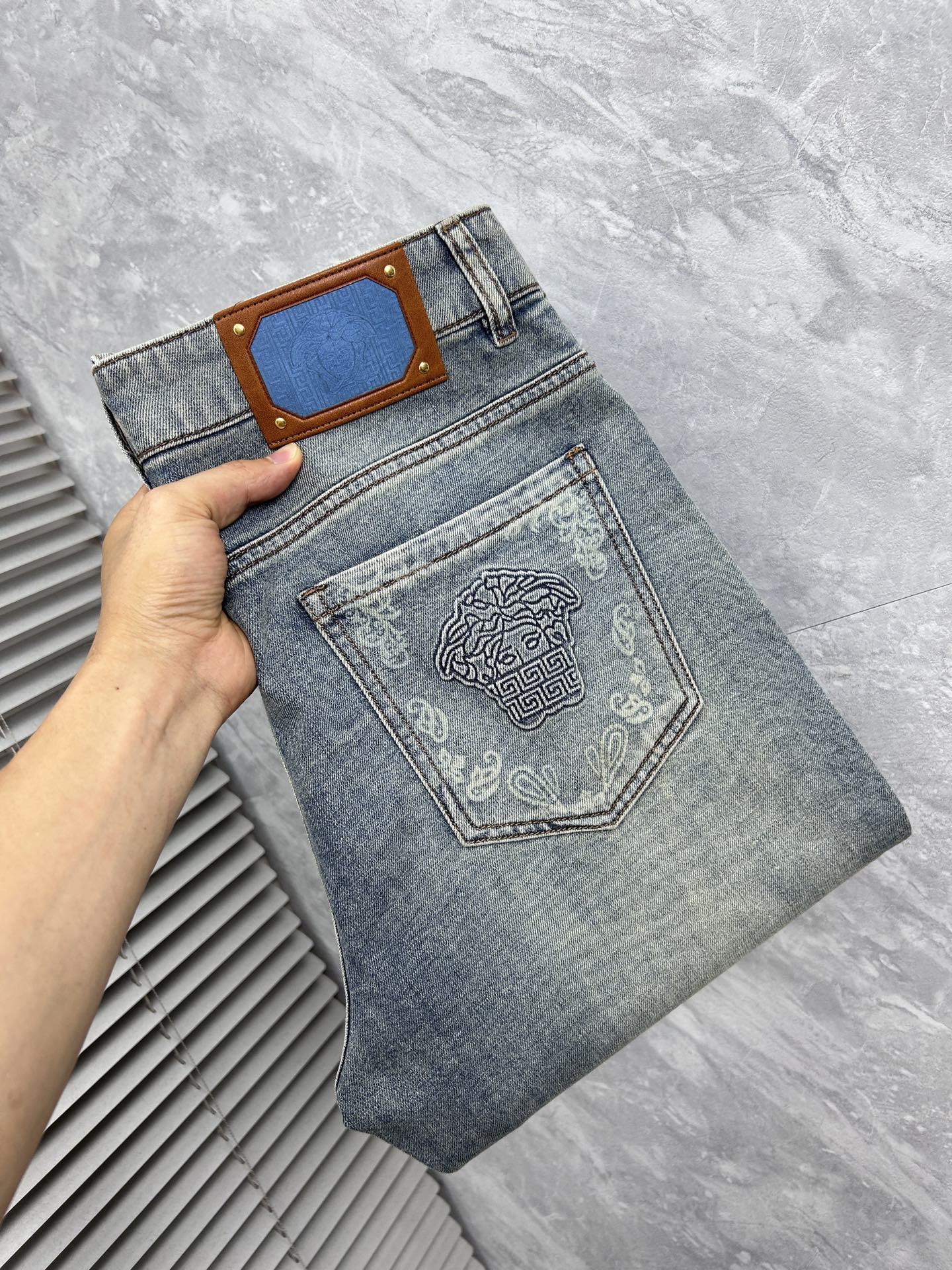 NO:877626,Versace's new men's jeans are made of comfortable and elastic fabrics. Exclusively available. Fashionable and elegant. Designed with heavy craftsmanship. Used original color washing process. Selected imported heavyweight denim denim fabric. Customized hardware decoration. Exquisite stitching. All fine workmanship makes the whole pair of pants more stylish. Worth owning. Sizes 29--38,,versace,jeans,19860909范思哲新品男士牛仔裤 面料舒适弹性好.独家发售 时尚优雅 重工艺设计.采用原色水洗工艺 精选进口重磅丹宁牛仔面料 定制五金装饰 精致车线 所有精细做工让整条裤子的调性更上一层楼 值得拥有. 尺码29--38,,versace,jeans,,Men's clothing