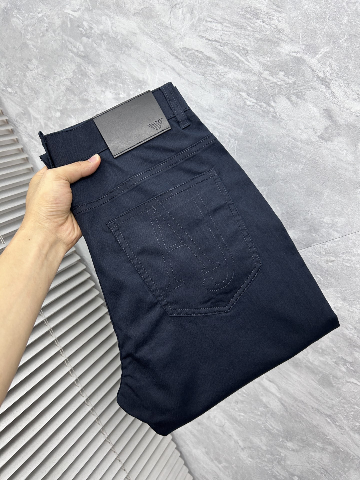 NO:877639,Armani's new men's casual trousers. The fabric is comfortable and elastic. Exclusively available. Fashionable and elegant. Heavy craftsmanship design. Uses original color washing process. Selected imported fabrics. Customized hardware decoration. Exquisite stitching. All fine workmanship makes the whole pair of trousers more stylish. Worth owning. Sizes 29--38,,armani,19860909阿玛尼 新品男士休闲西裤 面料舒适弹性好.独家发售 时尚优雅 重工艺设计.采用原色水洗工艺 精选进口面料 定制五金装饰 精致车线 所有精细做工让整条裤子的调性更上一层楼 值得拥有. 尺码29--38,,armani,,Men's clothing