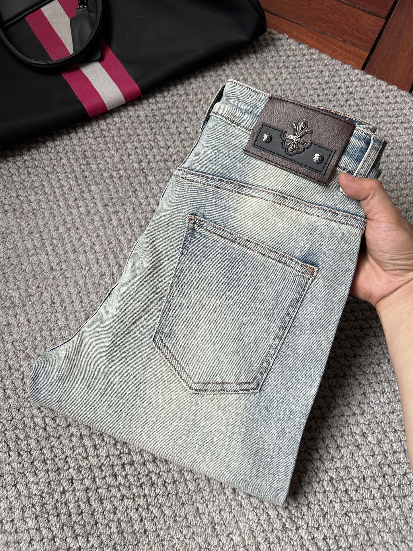 NO:908967,Chrome Hearts 2026 new men's jeans. The fabric is very elastic. Exclusively available on the official website. Fashionable and elegant. Heavy craftsmanship design. Using original color yeast washing process. Selected imported heavyweight denim denim fabric with high-end hardware decoration. Genuine leather label. Exquisite stitching. Low-key and light luxury. Worth owning. Size 28-38, shipped next day,,chrome hearts,jeans,19860909克罗心 2026新品男士牛仔裤 面料弹性好.独家发售 官网同步 时尚优雅 重工艺设计.采用原色酵母水洗工艺 精选进口重磅丹宁牛仔面料 配高档五金装饰 真皮皮牌 精致车线 低调轻奢 值得拥有.码数28-38,隔天出货,,chrome hearts,jeans,,Men's clothing