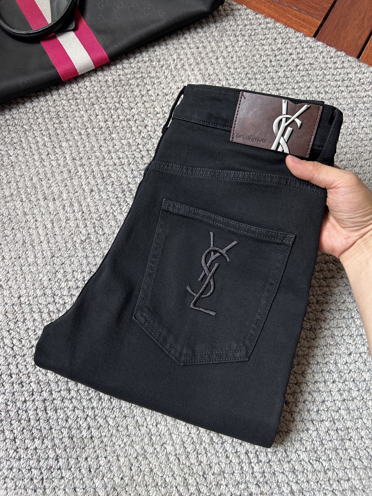 NO:908972,Saint Laurent's 2026 new men's jeans. The fabric has good elasticity. Exclusively available on the official website. Fashionable and elegant. Heavy craftsmanship design. Using original color yeast washing process. Selected imported heavyweight denim denim fabric with high-end hardware decoration. Genuine leather label. Exquisite stitching. Low-key luxury. Worth owning. Size 28-38, shipped next day, saint laurent,jeans,19860909圣罗兰2026新品男士牛仔裤 面料弹性好.独家发售 官网同步 时尚优雅 重工艺设计.采用原色酵母水洗工艺 精选进口重磅丹宁牛仔面料 配高档五金装饰 真皮皮牌 精致车线 低调轻奢 值得拥有.码数28-38,隔天出货,,saint laurent,jeans,,Men's clothing