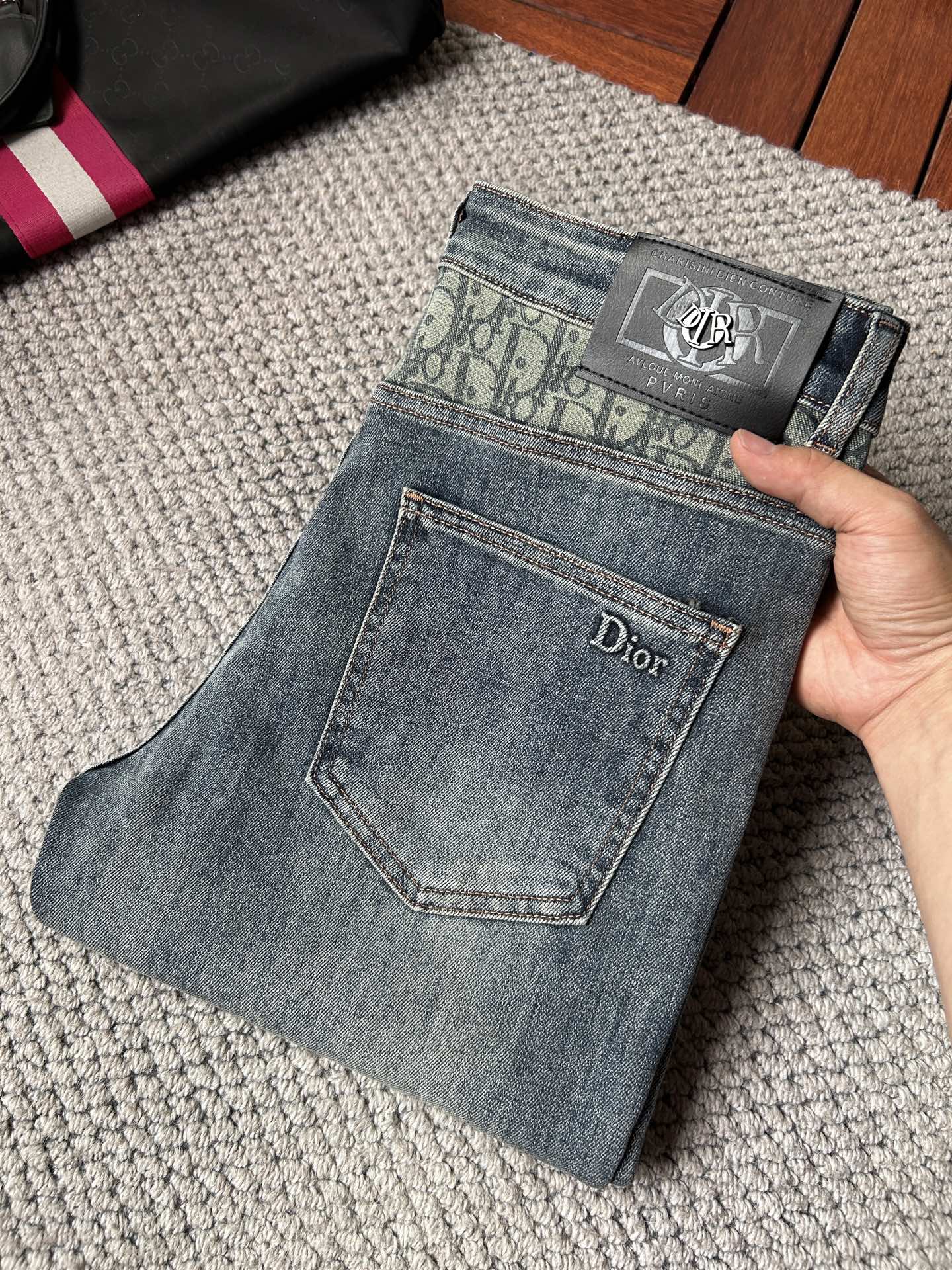 NO:934550,dr 2026 new men's jeans with good elasticity. Exclusively available on the official website. Fashionable and elegant. Heavy craftsmanship design. Using original color yeast washing process. Selected imported heavyweight denim denim fabric with high-end hardware decoration. Genuine leather label. Exquisite stitching. Low-key luxury. Worth owning. Size 28-38, shipped next day,,jeans,19860909dr 2026新品男士牛仔裤 面料弹性好.独家发售 官网同步 时尚优雅 重工艺设计.采用原色酵母水洗工艺 精选进口重磅丹宁牛仔面料 配高档五金装饰 真皮皮牌 精致车线 低调轻奢 值得拥有.码数28-38,隔天出货,,jeans,,Men's clothing