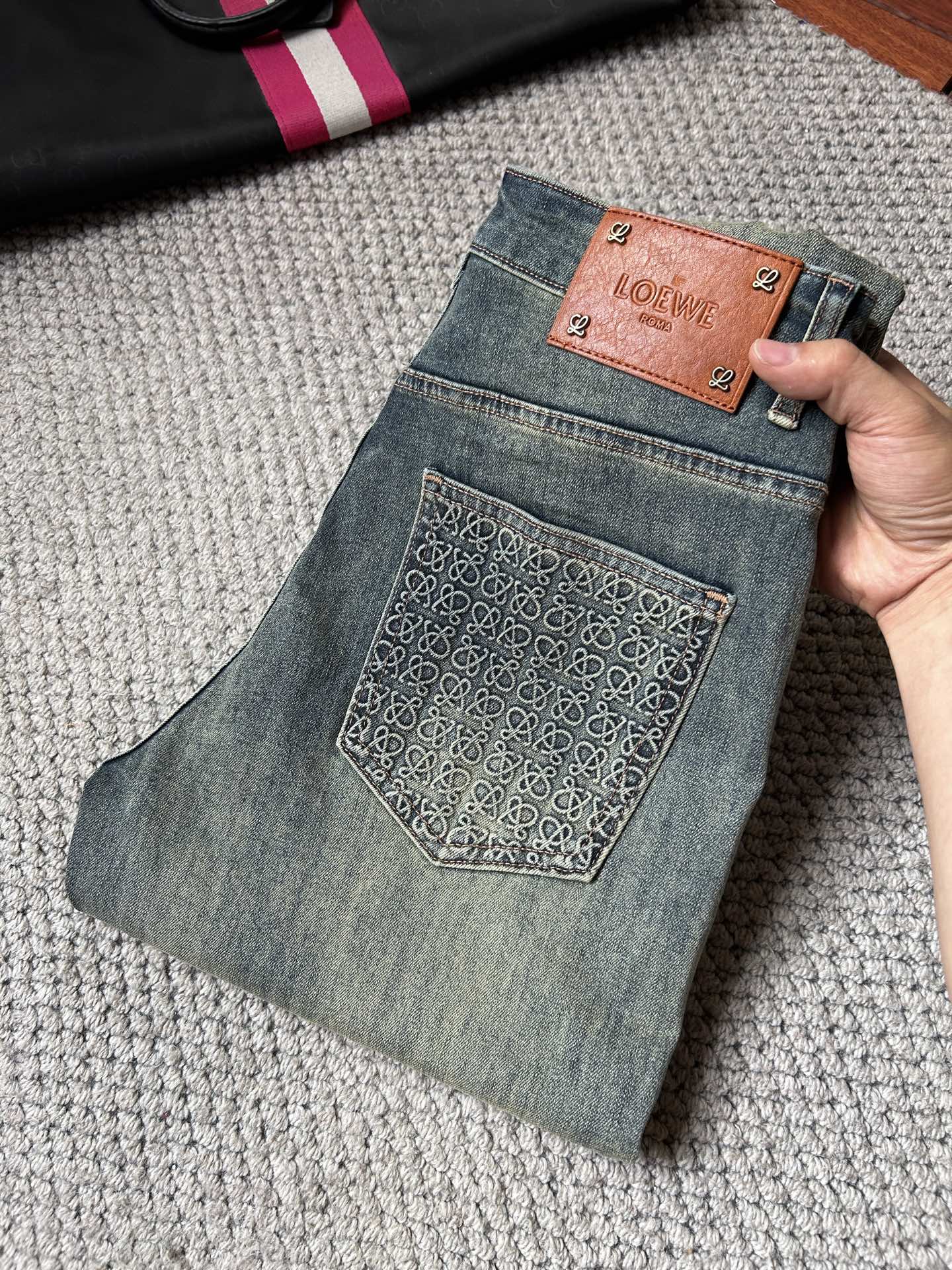 NO:908977,Loewe's 2026 new men's jeans have good fabric elasticity. Exclusively available on the official website. Fashionable and elegant. Heavy craftsmanship design. Using original color yeast washing process. Selected imported heavy denim denim fabric with high-end hardware decoration. Genuine leather label. Exquisite stitching. Low-key and light luxury. Worth owning. Size 28-38, shipped next day,,loewe,jeans,19860909罗意威 2026新品男士牛仔裤 面料弹性好.独家发售 官网同步 时尚优雅 重工艺设计.采用原色酵母水洗工艺 精选进口重磅丹宁牛仔面料 配高档五金装饰 真皮皮牌 精致车线 低调轻奢 值得拥有.码数28-38,隔天出货,,loewe,jeans,,Men's clothing