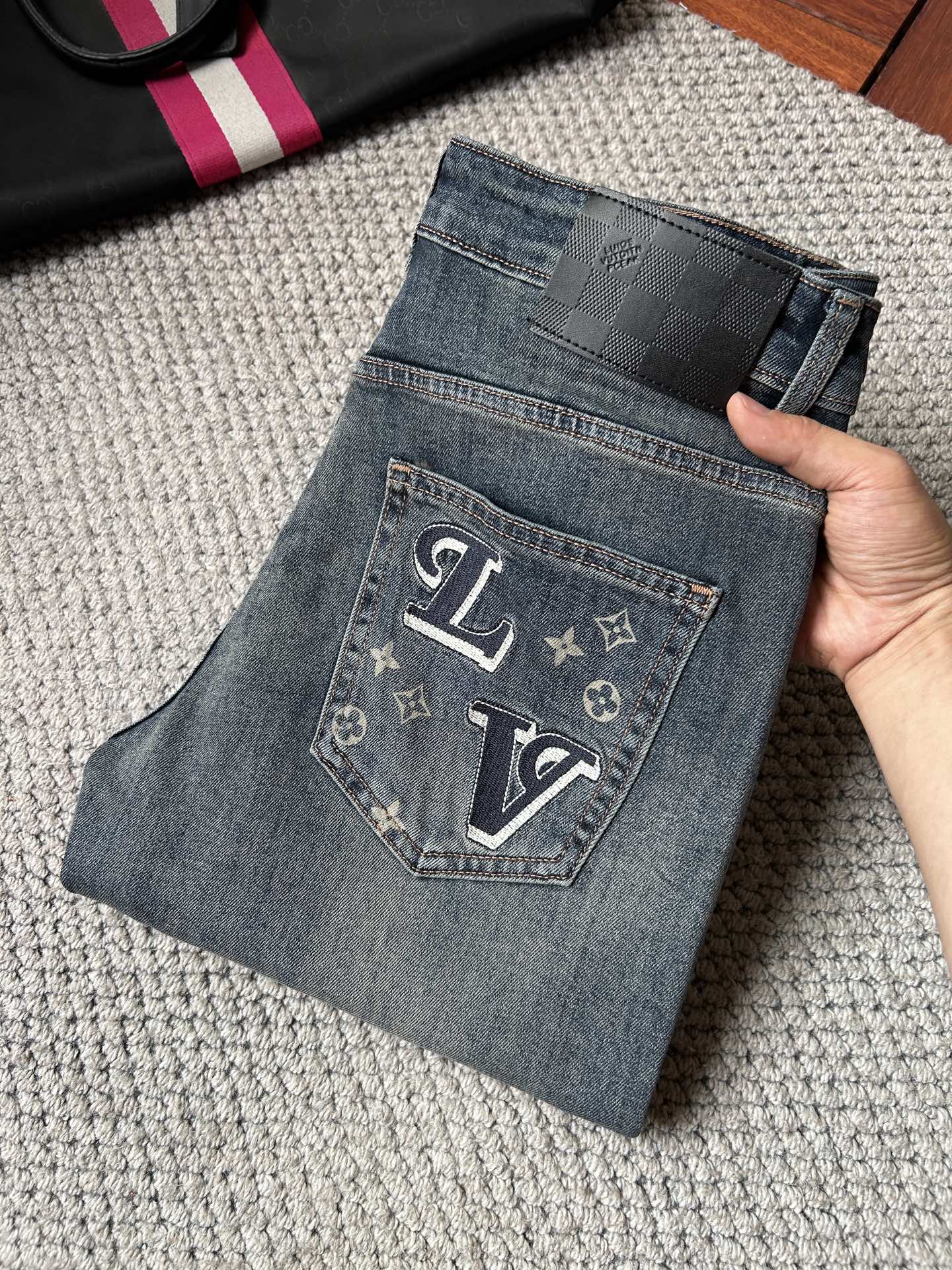 NO:934545,LV Louis Vuitton's 2026 new men's jeans have good fabric elasticity. Exclusively available on the official website. Fashionable and elegant. Heavy craftsmanship design. Use original color yeast washing process. Select imported heavy denim denim fabric with high-end hardware decoration. Genuine leather label. Exquisite stitching. Low-key and light luxury. Worth owning. Size 28-38, shipped next day,,louis vuitton,louis vuitton,jeans,19860909LV路易威登 2026新品男士牛仔裤 面料弹性好.独家发售 官网同步 时尚优雅 重工艺设计.采用原色酵母水洗工艺 精选进口重磅丹宁牛仔面料 配高档五金装饰 真皮皮牌 精致车线 低调轻奢 值得拥有.码数28-38,隔天出货,,louis vuitton,louis vuitton,jeans,,Men's clothing