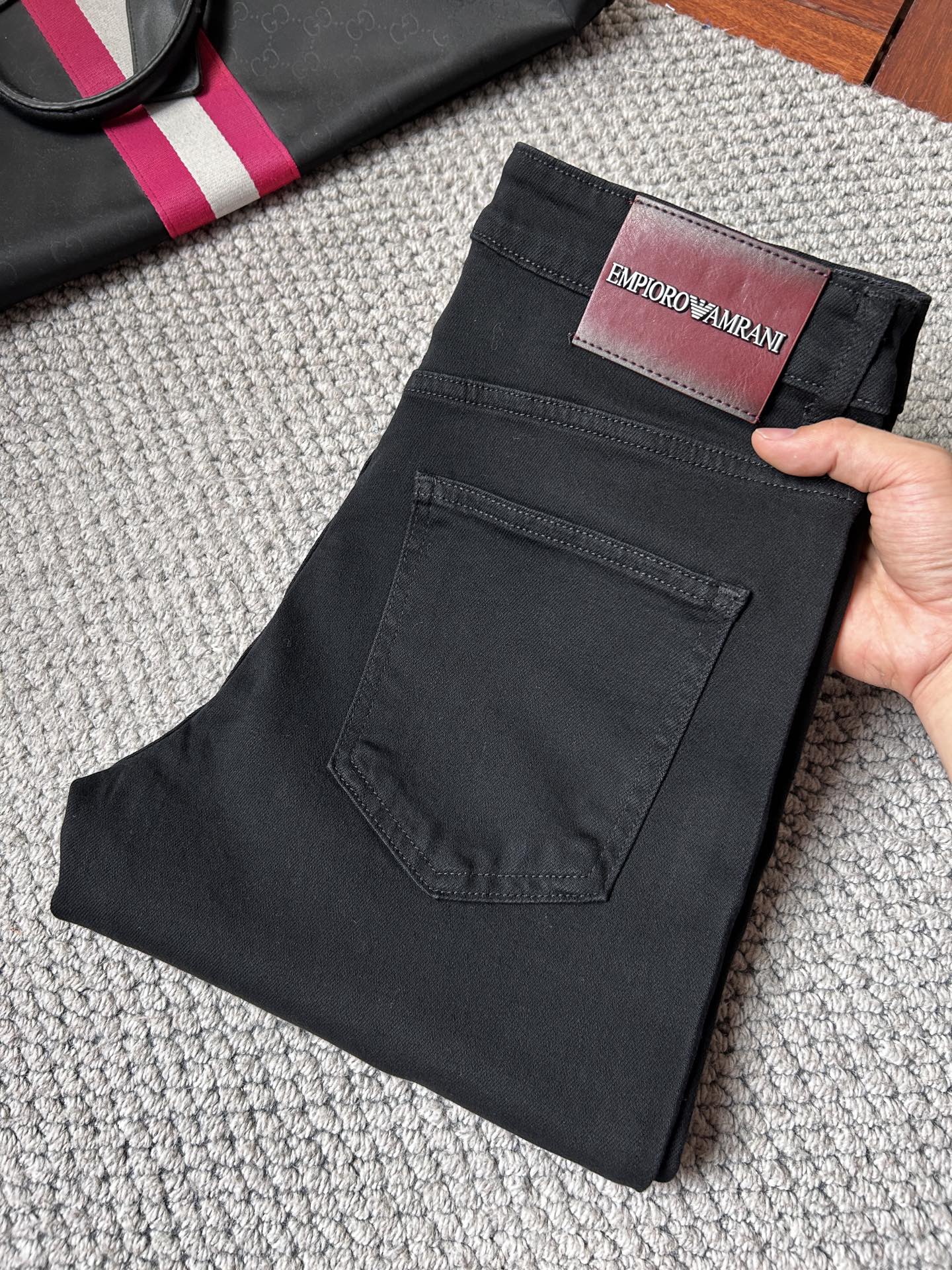 NO:934541,Armani's 2026 new men's jeans have good elasticity. Exclusively available on the official website. Fashionable and elegant. Heavy craftsmanship design. Use original color yeast washing process. Select imported heavyweight denim denim fabric with high-end hardware decoration. Genuine leather label. Exquisite stitching. Low-key luxury. Worth owning. Size 28-38, shipped next day,,armani,jeans,19860909阿玛尼 2026新品男士牛仔裤 面料弹性好.独家发售 官网同步 时尚优雅 重工艺设计.采用原色酵母水洗工艺 精选进口重磅丹宁牛仔面料 配高档五金装饰 真皮皮牌 精致车线 低调轻奢 值得拥有.码数28-38,隔天出货,,armani,jeans,,Men's clothing