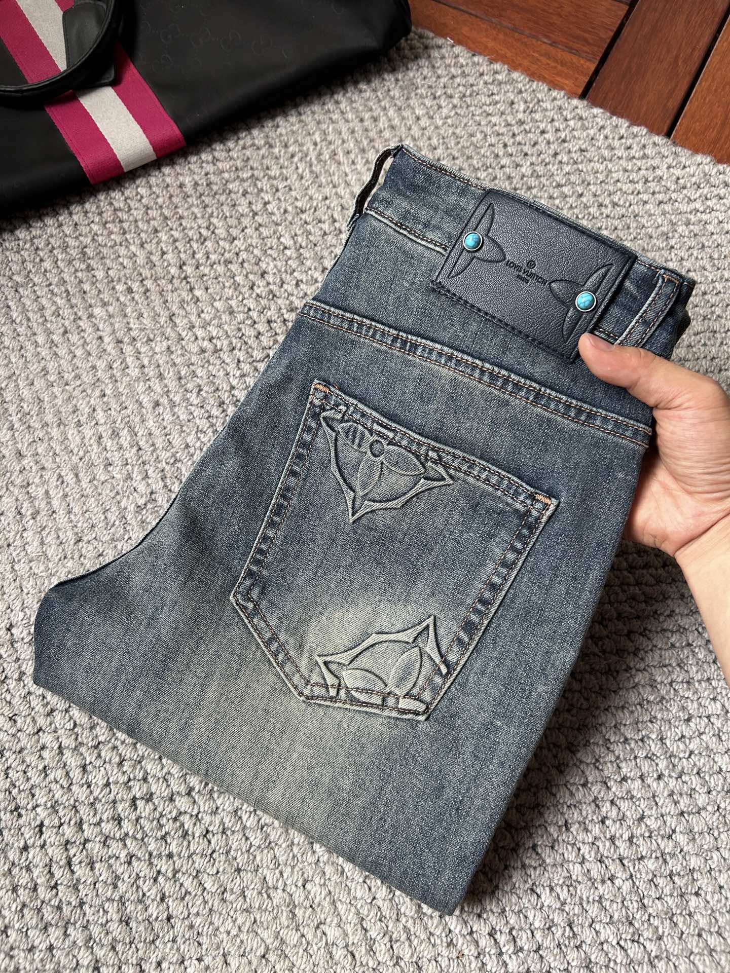 NO:934536,LV Louis Vuitton's 2026 new men's jeans have good fabric elasticity. Exclusively available on the official website. Fashionable and elegant. Heavy craftsmanship design. Use original color yeast washing process. Select imported heavy denim denim fabric with high-end hardware decoration. Genuine leather label. Exquisite stitching. Low-key and light luxury. Worth owning. Size 28-38, shipped next day,,louis vuitton,louis vuitton,jeans,19860909LV路易威登 2026新品男士牛仔裤 面料弹性好.独家发售 官网同步 时尚优雅 重工艺设计.采用原色酵母水洗工艺 精选进口重磅丹宁牛仔面料 配高档五金装饰 真皮皮牌 精致车线 低调轻奢 值得拥有.码数28-38,隔天出货,,louis vuitton,louis vuitton,jeans,,Men's clothing
