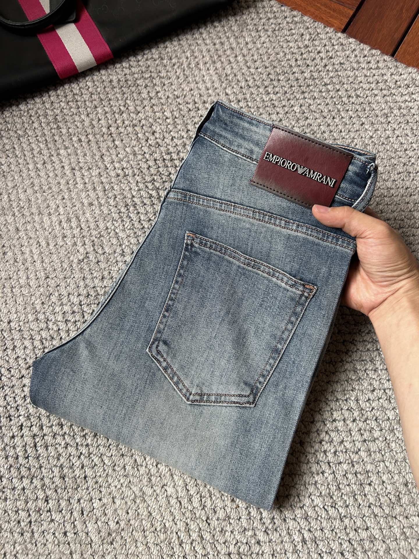 NO:934531,Armani's 2026 new men's jeans have good elasticity. Exclusively available on the official website. Fashionable and elegant. Heavy craftsmanship design. Use original color yeast washing process. Select imported heavyweight denim denim fabric with high-end hardware decoration. Genuine leather label. Exquisite stitching. Low-key luxury. Worth owning. Size 28-38, shipped next day,,armani,jeans,19860909阿玛尼 2026新品男士牛仔裤 面料弹性好.独家发售 官网同步 时尚优雅 重工艺设计.采用原色酵母水洗工艺 精选进口重磅丹宁牛仔面料 配高档五金装饰 真皮皮牌 精致车线 低调轻奢 值得拥有.码数28-38,隔天出货,,armani,jeans,,Men's clothing