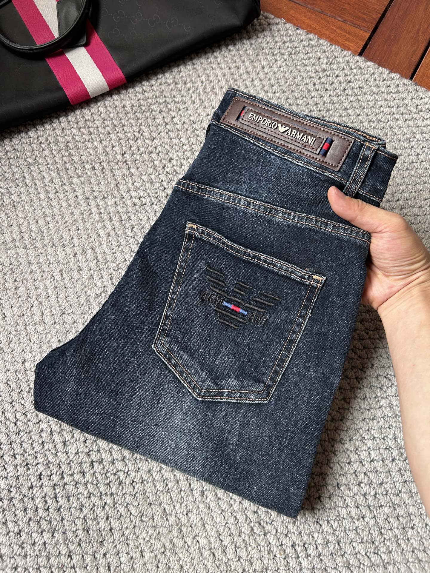 NO:908982,Armani's 2026 new men's jeans have good elasticity. Exclusively available on the official website. Fashionable and elegant. Heavy craftsmanship design. Use original color yeast washing process. Select imported heavyweight denim denim fabric with high-end hardware decoration. Genuine leather label. Exquisite stitching. Low-key luxury. Worth owning. Size 28-38, shipped next day,,armani,jeans,19860909阿玛尼 2026新品男士牛仔裤 面料弹性好.独家发售 官网同步 时尚优雅 重工艺设计.采用原色酵母水洗工艺 精选进口重磅丹宁牛仔面料 配高档五金装饰 真皮皮牌 精致车线 低调轻奢 值得拥有.码数28-38,隔天出货,,armani,jeans,,Men's clothing