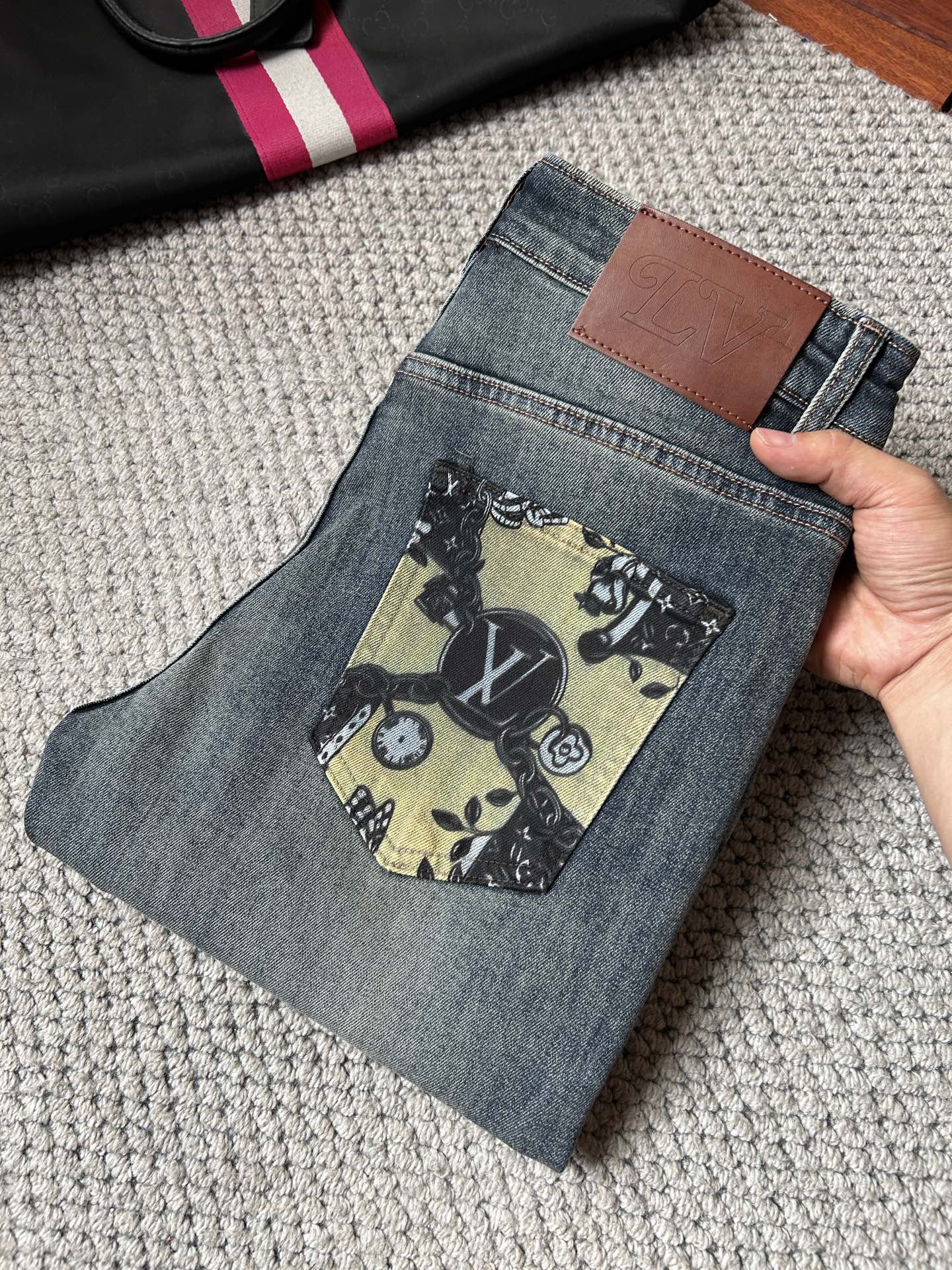 NO:934564,LV Louis Vuitton's 2026 new men's jeans have good fabric elasticity. Exclusively available on the official website. Fashionable and elegant. Heavy craftsmanship design. Use original color yeast washing process. Select imported heavy denim denim fabric with high-end hardware decoration. Genuine leather label. Exquisite stitching. Low-key and light luxury. Worth owning. Size 28-38, shipped next day,,louis vuitton,louis vuitton,jeans,19860909LV路易威登 2026新品男士牛仔裤 面料弹性好.独家发售 官网同步 时尚优雅 重工艺设计.采用原色酵母水洗工艺 精选进口重磅丹宁牛仔面料 配高档五金装饰 真皮皮牌 精致车线 低调轻奢 值得拥有.码数28-38,隔天出货,,louis vuitton,louis vuitton,jeans,,Men's clothing