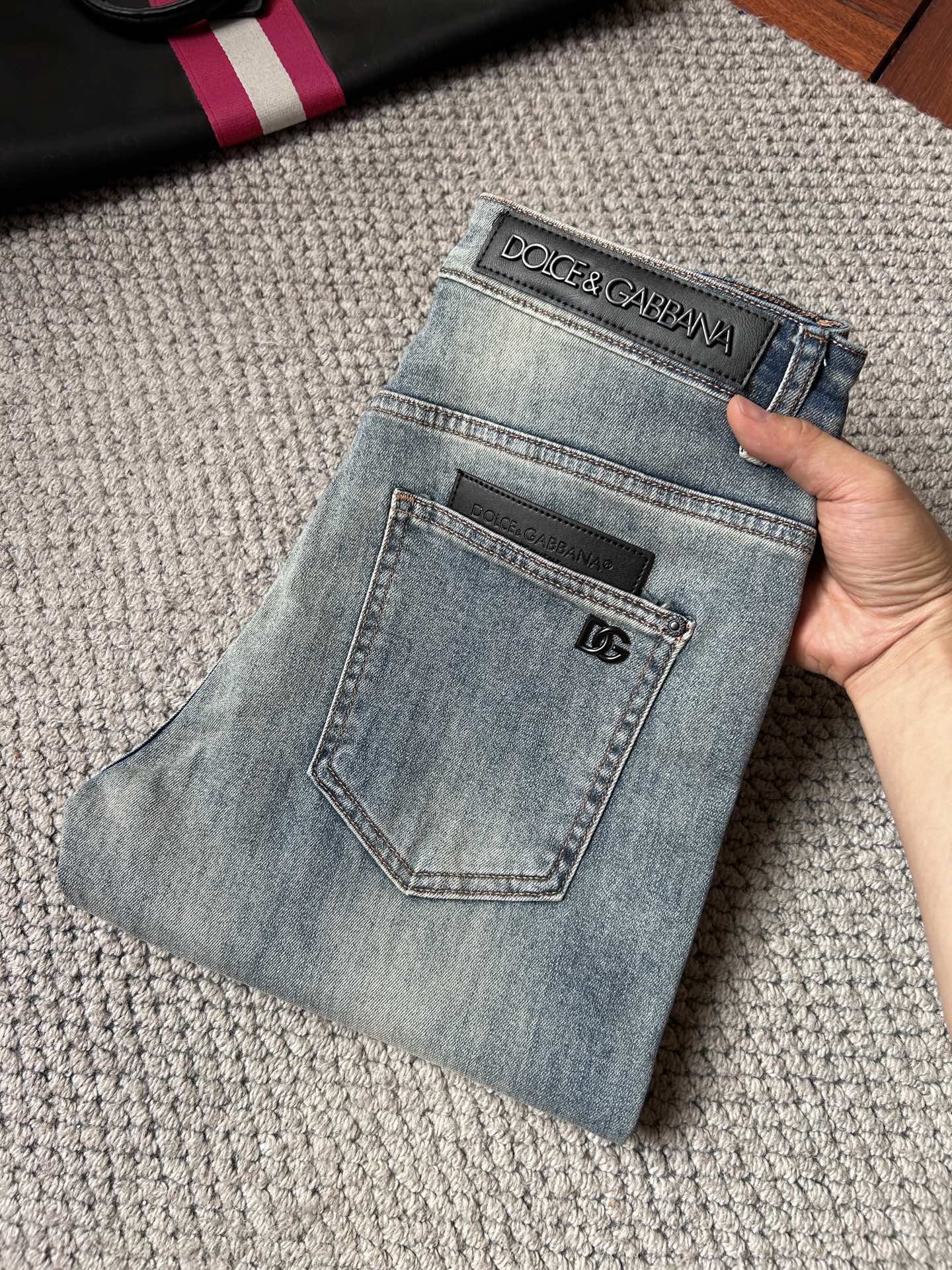 NO:908894,DG 2026 new men's jeans with good elasticity. Exclusive sale on the official website. Fashionable and elegant. Heavy craftsmanship design. Using original color yeast washing process. Selected imported heavyweight denim denim fabric with high-end hardware decoration. Genuine leather label. Exquisite stitching. Low-key luxury. Worth owning. Size 28-38, shipped next day,,jeans,19860909DG 2026新品男士牛仔裤 面料弹性好.独家发售 官网同步 时尚优雅 重工艺设计.采用原色酵母水洗工艺 精选进口重磅丹宁牛仔面料 配高档五金装饰 真皮皮牌 精致车线 低调轻奢 值得拥有.码数28-38,隔天出货,,jeans,,Men's clothing