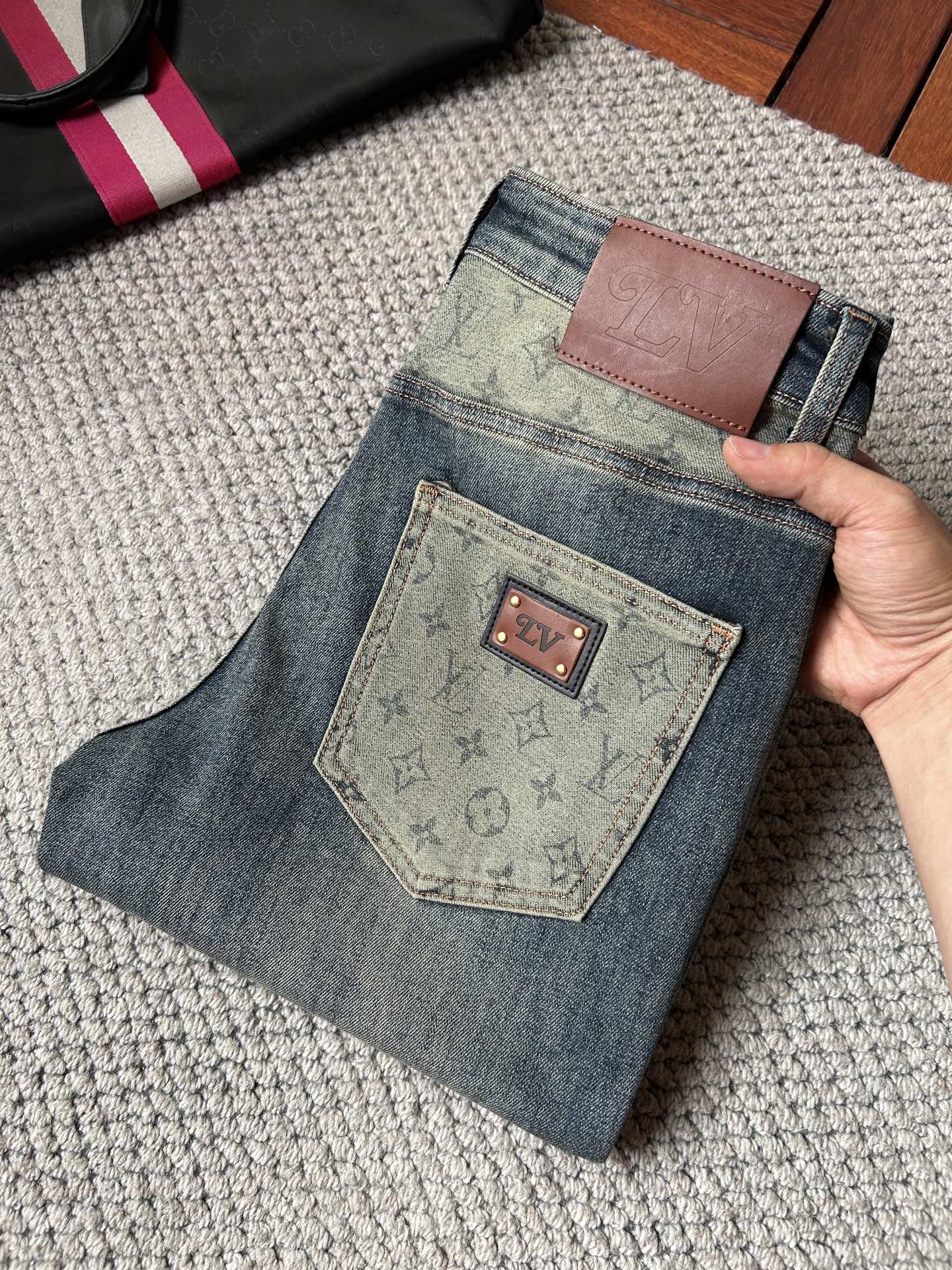NO:934561,LV Louis Vuitton's 2026 new men's jeans have good fabric elasticity. Exclusively available on the official website. Fashionable and elegant. Heavy craftsmanship design. Use original color yeast washing process. Select imported heavy denim denim fabric with high-end hardware decoration. Genuine leather label. Exquisite stitching. Low-key and light luxury. Worth owning. Size 28-38, shipped next day,,louis vuitton,louis vuitton,jeans,19860909LV路易威登 2026新品男士牛仔裤 面料弹性好.独家发售 官网同步 时尚优雅 重工艺设计.采用原色酵母水洗工艺 精选进口重磅丹宁牛仔面料 配高档五金装饰 真皮皮牌 精致车线 低调轻奢 值得拥有.码数28-38,隔天出货,,louis vuitton,louis vuitton,jeans,,Men's clothing