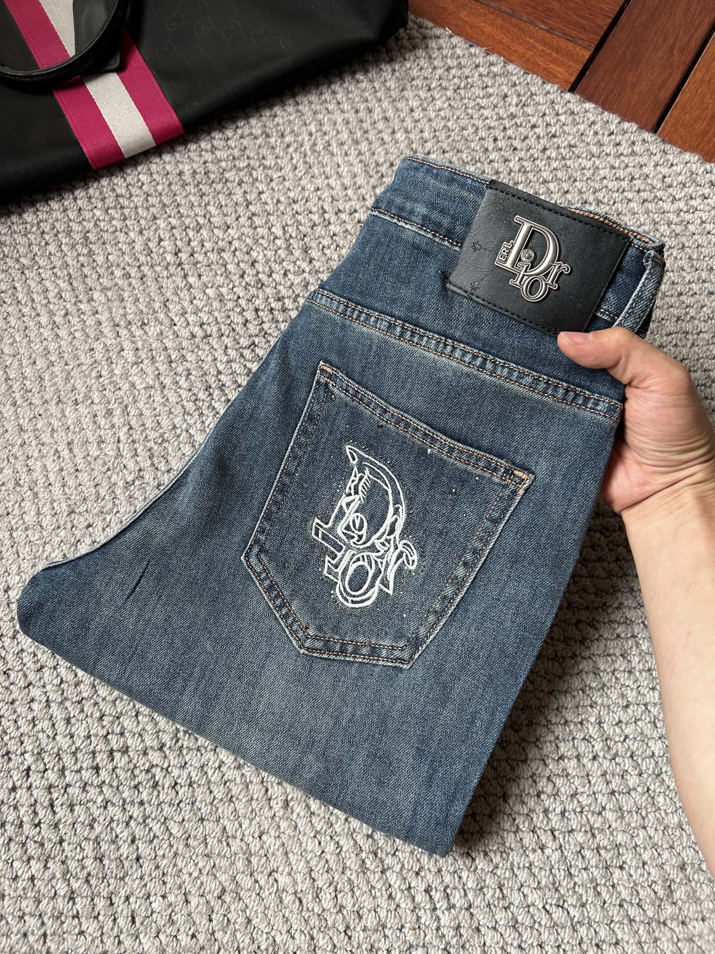 NO:908897,dr 2026 new men's jeans with good elasticity. Exclusively available on the official website. Fashionable and elegant. Heavy craftsmanship design. Using original color yeast washing process. Selected imported heavyweight denim denim fabric with high-end hardware decoration. Genuine leather label. Exquisite stitching. Low-key luxury. Worth owning. Size 28-38, shipped next day,,jeans,19860909dr 2026新品男士牛仔裤 面料弹性好.独家发售 官网同步 时尚优雅 重工艺设计.采用原色酵母水洗工艺 精选进口重磅丹宁牛仔面料 配高档五金装饰 真皮皮牌 精致车线 低调轻奢 值得拥有.码数28-38,隔天出货,,jeans,,Men's clothing