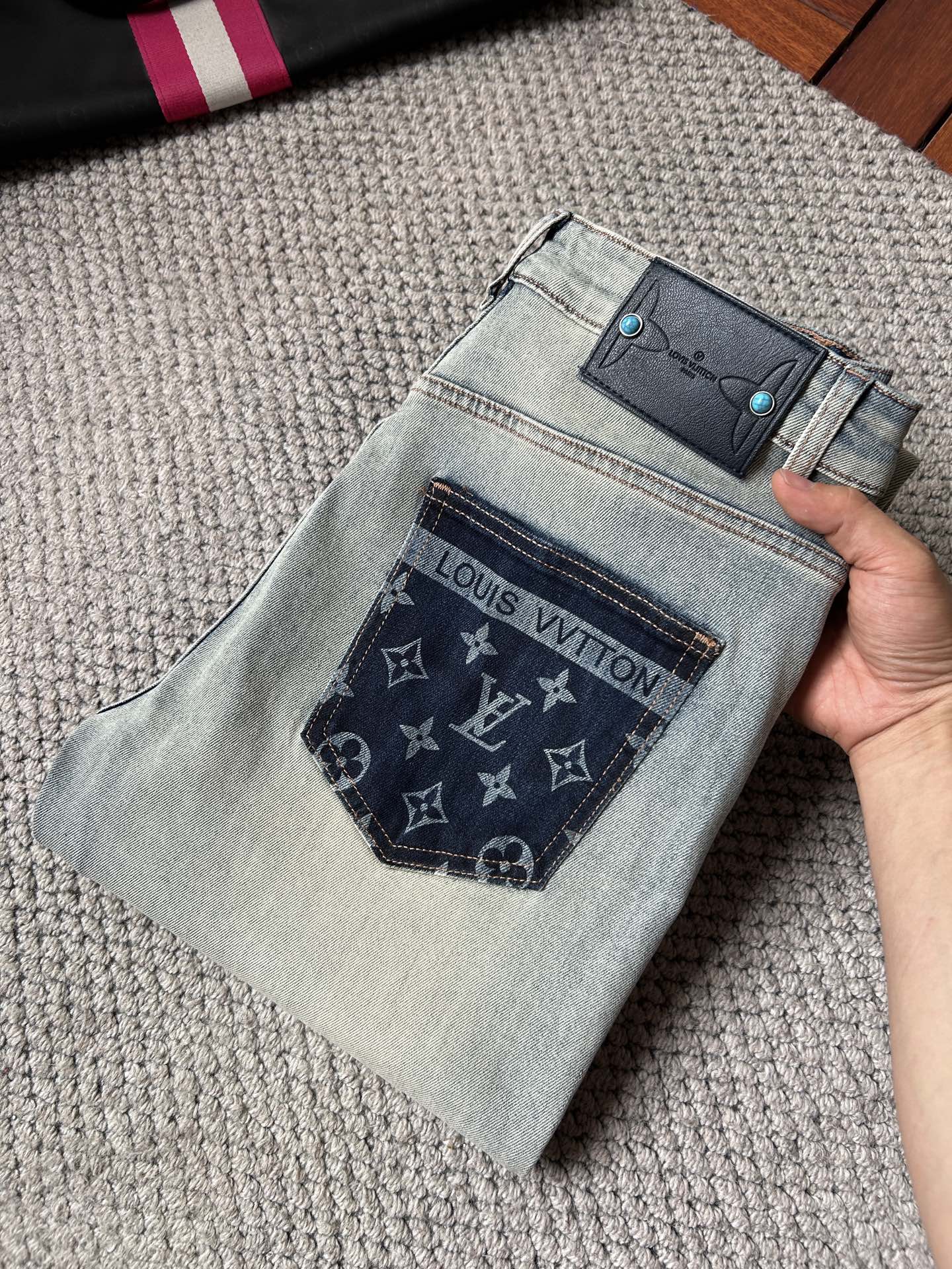 NO:934558,LV Louis Vuitton's 2026 new men's jeans have good fabric elasticity. Exclusively available on the official website. Fashionable and elegant. Heavy craftsmanship design. Use original color yeast washing process. Select imported heavy denim denim fabric with high-end hardware decoration. Genuine leather label. Exquisite stitching. Low-key and light luxury. Worth owning. Size 28-38, shipped next day,,louis vuitton,louis vuitton,jeans,19860909LV路易威登 2026新品男士牛仔裤 面料弹性好.独家发售 官网同步 时尚优雅 重工艺设计.采用原色酵母水洗工艺 精选进口重磅丹宁牛仔面料 配高档五金装饰 真皮皮牌 精致车线 低调轻奢 值得拥有.码数28-38,隔天出货,,louis vuitton,louis vuitton,jeans,,Men's clothing