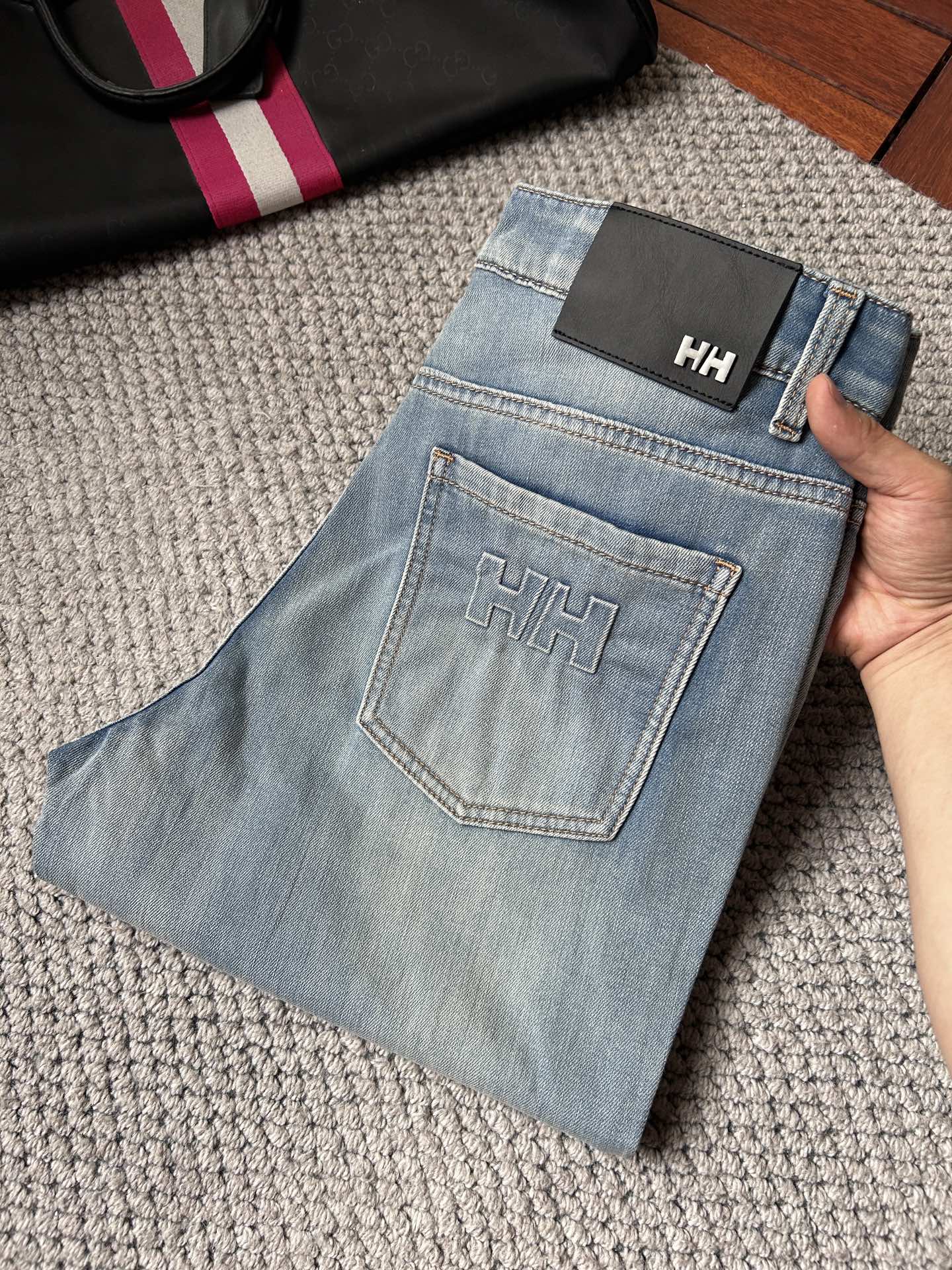 NO:908933,Hermès new men's casual jeans. The fabric is comfortable and elastic. Exclusively available. Fashionable and elegant. Heavy craftsmanship design. Uses original color washing process. Selected imported fabrics. Customized hardware decoration. Exquisite stitching. All the fine workmanship makes the whole pair of pants more stylish. Worth owning. Sizes 29--38,,hermes,jeans,19860909爱马仕 新品男士休闲牛仔裤 面料舒适弹性好.独家发售 时尚优雅 重工艺设计.采用原色水洗工艺 精选进口面料 定制五金装饰 精致车线 所有精细做工让整条裤子的调性更上一层楼 值得拥有. 尺码29--38,,hermes,jeans,,Men's clothing