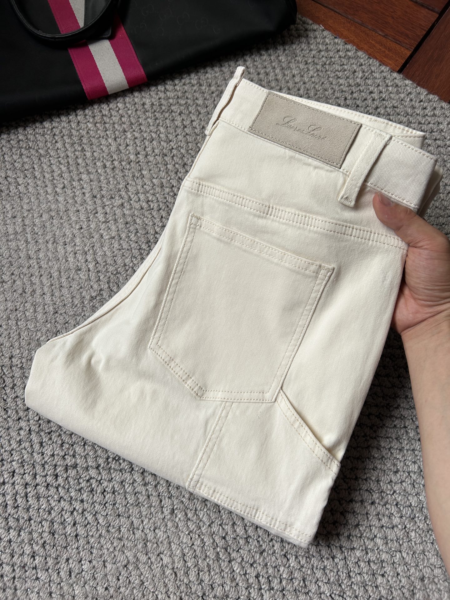 NO:908893,LG's new men's casual jeans. The fabric is comfortable and elastic. Exclusively available. Fashionable and elegant. Designed with heavy craftsmanship. Uses original color washing process. Selected imported fabrics. Customized hardware decoration. Exquisite stitching. All the fine workmanship makes the whole pair of pants more stylish. Worth owning. Sizes 29--38,,jeans,19860909LG 新品男士休闲牛仔裤 面料舒适弹性好.独家发售 时尚优雅 重工艺设计.采用原色水洗工艺 精选进口面料 定制五金装饰 精致车线 所有精细做工让整条裤子的调性更上一层楼 值得拥有. 尺码29--38,,jeans,,Men's clothing