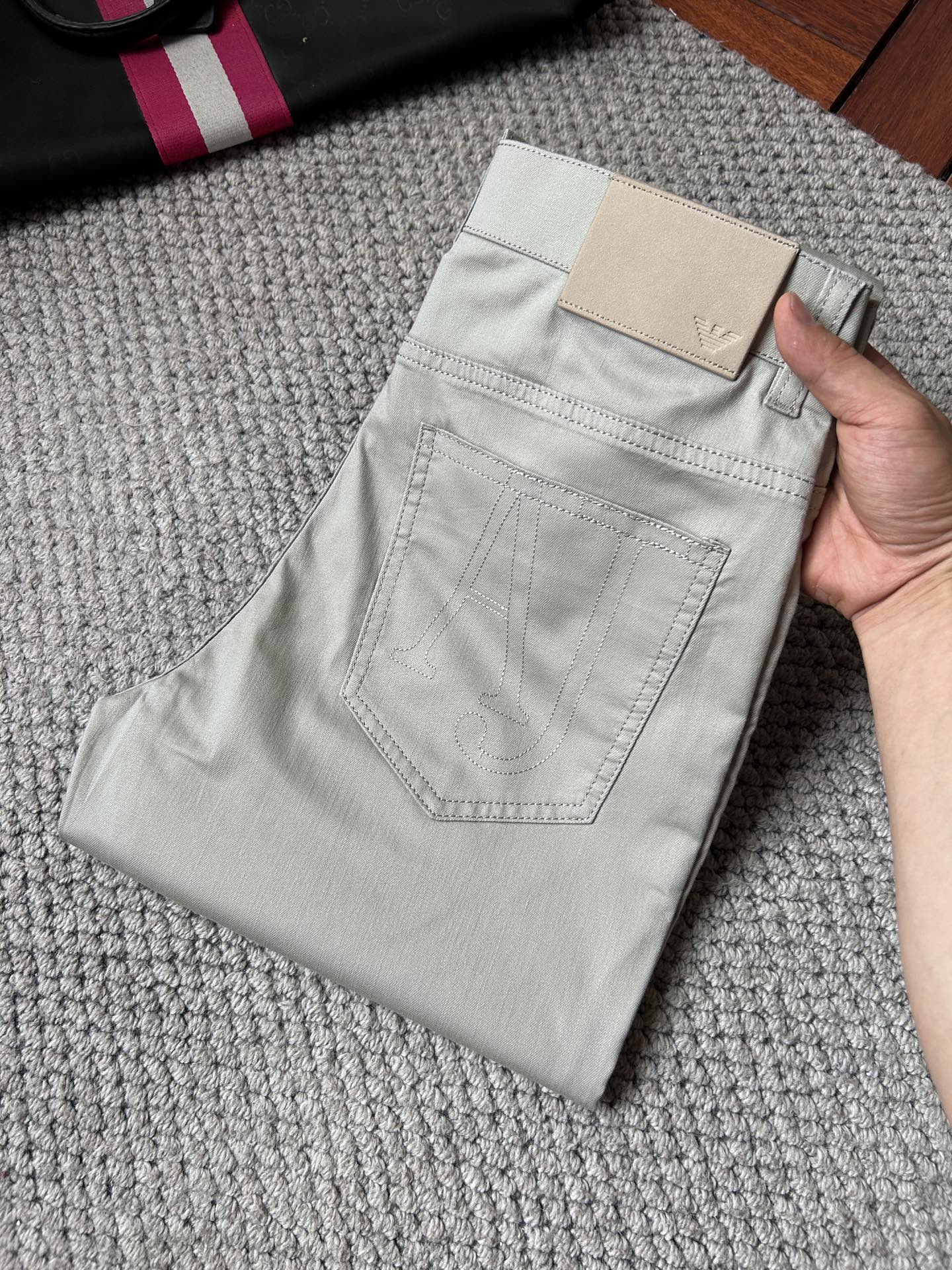 NO:908896,Armani's new men's casual trousers. The fabric is comfortable and elastic. Exclusively available. Fashionable and elegant. Heavy craftsmanship design. Uses original color washing process. Selected imported fabrics. Customized hardware decoration. Exquisite stitching. All fine workmanship makes the whole pair of trousers more stylish. Worth owning. Sizes 29--38,,armani,19860909阿玛尼 新品男士休闲西裤 面料舒适弹性好.独家发售 时尚优雅 重工艺设计.采用原色水洗工艺 精选进口面料 定制五金装饰 精致车线 所有精细做工让整条裤子的调性更上一层楼 值得拥有. 尺码29--38,,armani,,Men's clothing