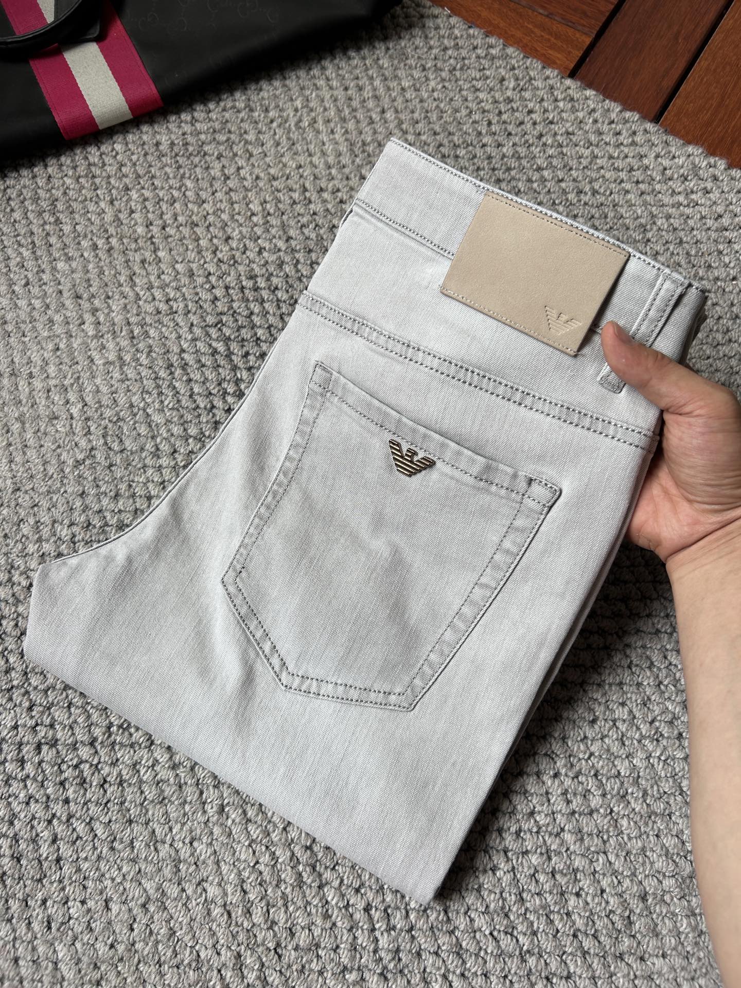 NO:908900,Armani's new men's casual jeans. The fabric is comfortable and elastic. Exclusively available. Fashionable and elegant. Heavy craftsmanship design. Uses original color washing process. Selected imported fabrics. Customized hardware decoration. Exquisite stitching. All fine workmanship makes the whole pair of pants more stylish. Worth owning. Sizes 29--38,,armani,jeans,19860909阿玛尼 新品男士休闲牛仔裤 面料舒适弹性好.独家发售 时尚优雅 重工艺设计.采用原色水洗工艺 精选进口面料 定制五金装饰 精致车线 所有精细做工让整条裤子的调性更上一层楼 值得拥有. 尺码29--38,,armani,jeans,,Men's clothing