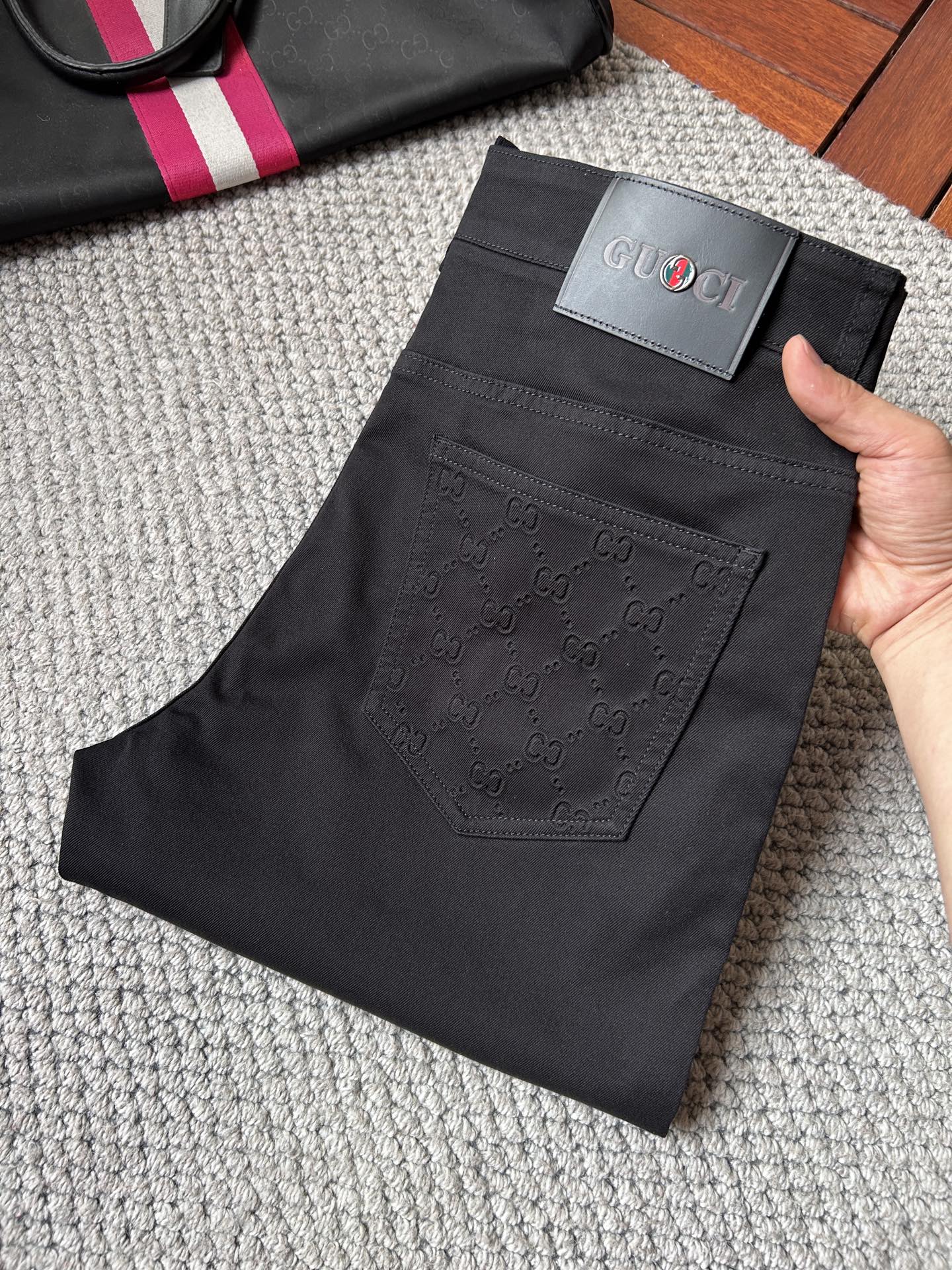 NO:908905,Gucci's new men's casual jeans. The fabric is comfortable and elastic. Exclusively available. Fashionable and elegant. Heavy craftsmanship design. Uses original color washing process. Selected imported fabrics. Customized hardware decoration. Exquisite stitching. All fine workmanship makes the whole pair of pants more stylish. Worth owning. Sizes 29--38,,jeans,19860909古奇 新品男士休闲牛仔裤 面料舒适弹性好.独家发售 时尚优雅 重工艺设计.采用原色水洗工艺 精选进口面料 定制五金装饰 精致车线 所有精细做工让整条裤子的调性更上一层楼 值得拥有. 尺码29--38,,jeans,,Men's clothing