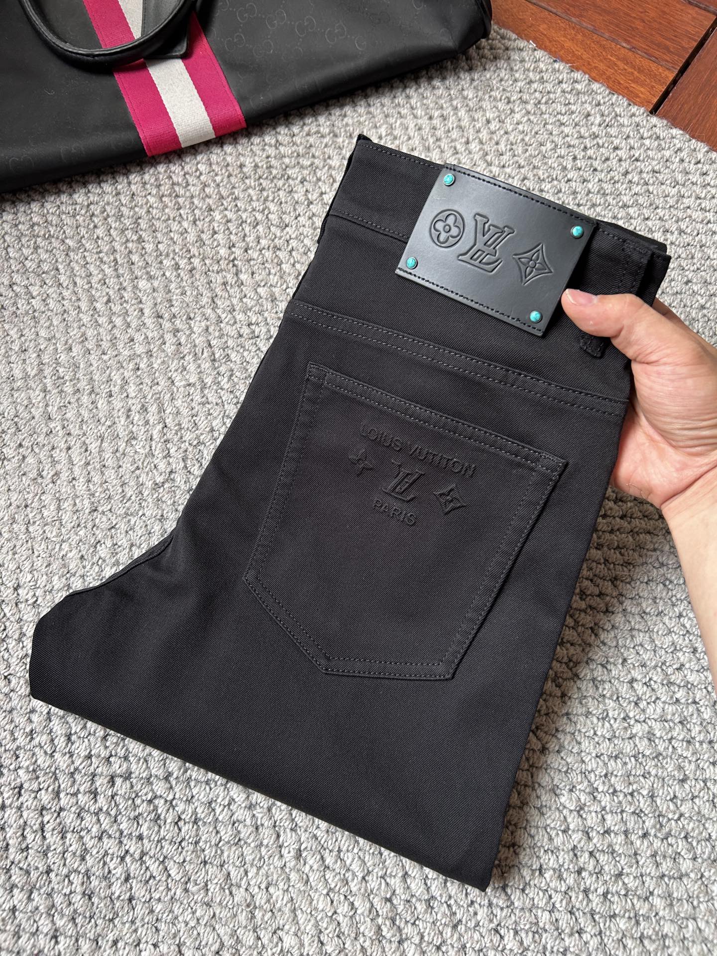 NO:908957,LV's new men's casual jeans. The fabric is comfortable and elastic. Exclusively available. Fashionable and elegant. Heavy craftsmanship design. Using original color washing process. Selected imported fabrics. Customized hardware decoration. Exquisite stitching. All the fine workmanship makes the whole pair of pants more stylish. Worth owning. Sizes 29--38,,louis vuitton,jeans,19860909LV 新品男士休闲牛仔裤 面料舒适弹性好.独家发售 时尚优雅 重工艺设计.采用原色水洗工艺 精选进口面料 定制五金装饰 精致车线 所有精细做工让整条裤子的调性更上一层楼 值得拥有. 尺码29--38,,louis vuitton,jeans,,Men's clothing