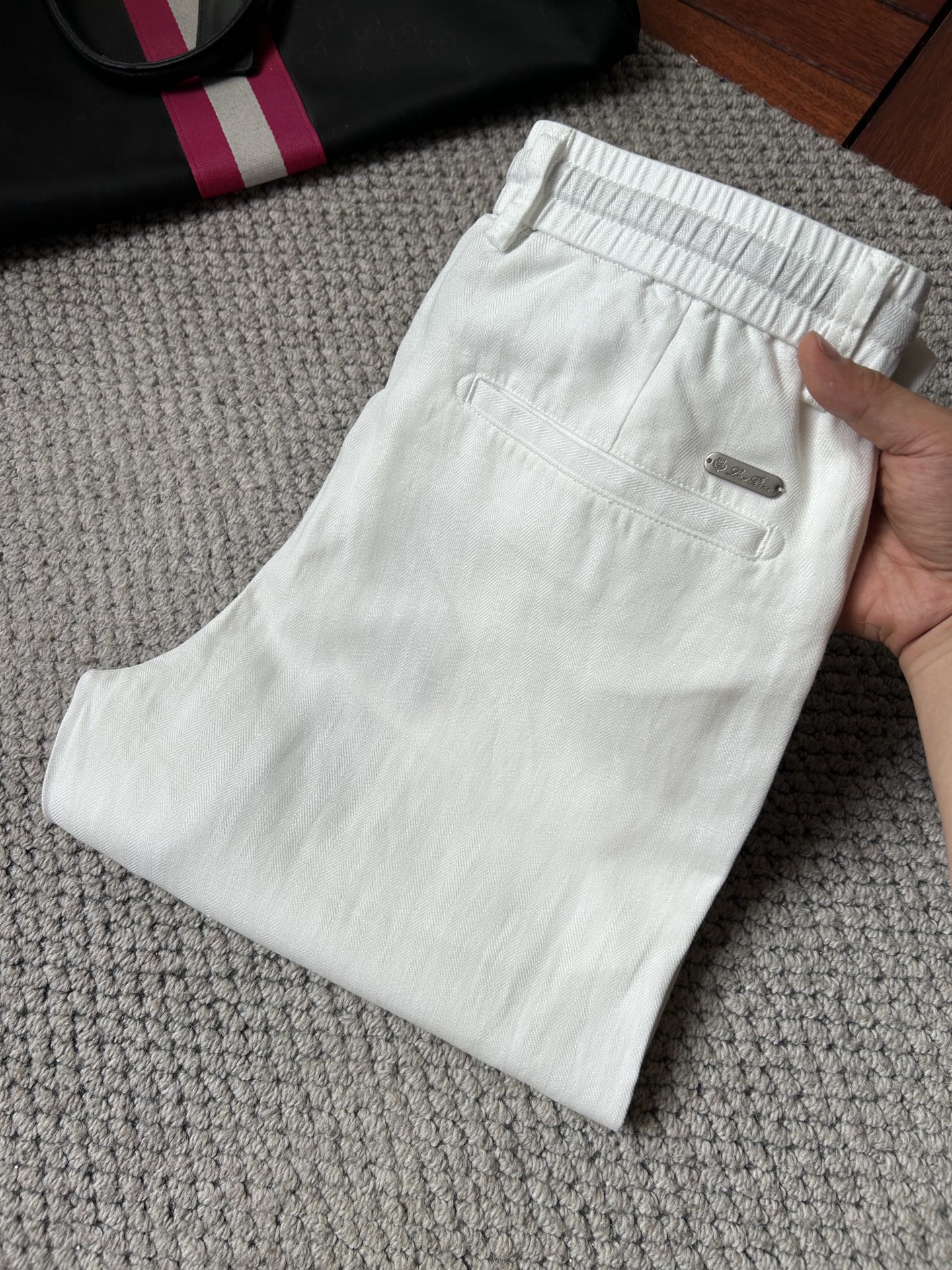NO:934602,LG's new men's casual pants. The fabric is comfortable and elastic. Exclusively available. Fashionable and elegant. Heavy craftsmanship design. Uses original color washing process. Selected imported fabrics. Customized hardware decoration. Exquisite stitching. All fine workmanship makes the whole pair of pants more stylish. Worth owning. Sizes 29--38,,19860909LG新品男士休闲裤 面料舒适弹性好.独家发售 时尚优雅 重工艺设计.采用原色水洗工艺 精选进口面料 定制五金装饰 精致车线 所有精细做工让整条裤子的调性更上一层楼 值得拥有. 尺码29--38,,,Men's clothing