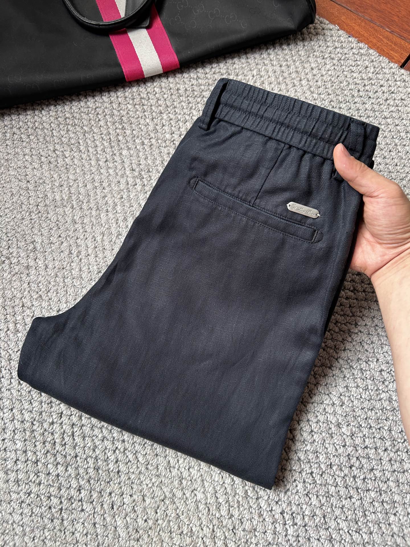 NO:908962,LG's new men's casual pants. The fabric is comfortable and elastic. Exclusively available. Fashionable and elegant. Heavy craftsmanship design. Uses original color washing process. Selected imported fabrics. Customized hardware decoration. Exquisite stitching. All fine workmanship makes the whole pair of pants more stylish. Worth owning. Sizes 29--38,,19860909LG新品男士休闲裤 面料舒适弹性好.独家发售 时尚优雅 重工艺设计.采用原色水洗工艺 精选进口面料 定制五金装饰 精致车线 所有精细做工让整条裤子的调性更上一层楼 值得拥有. 尺码29--38,,,Men's clothing