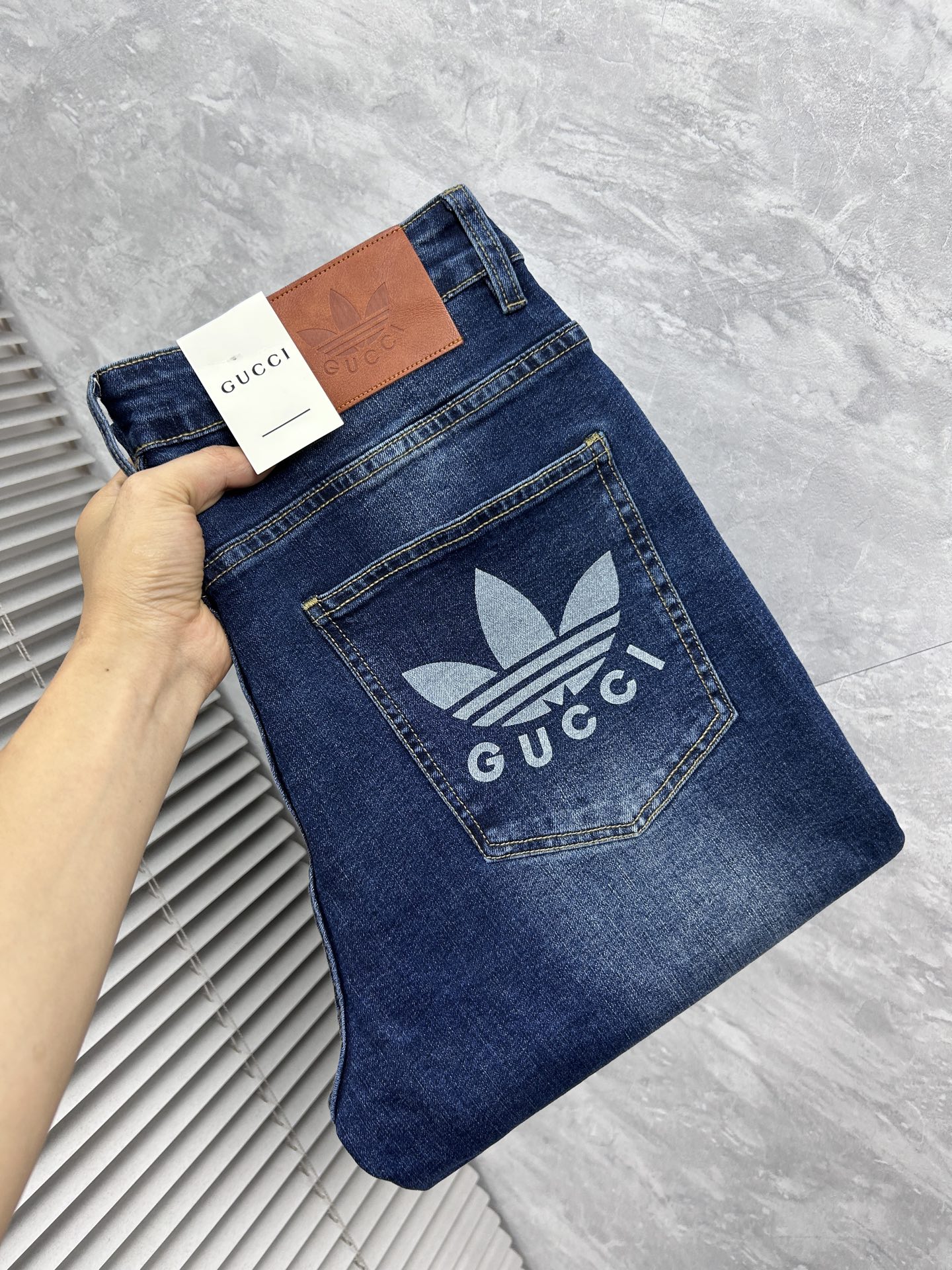 NO:927281,Gucci's 2026 new men's jeans. The fabric has good elasticity. Exclusively available on the official website. Fashionable and elegant. Heavy craftsmanship design. Using original color yeast washing process. Selected imported heavyweight denim denim fabric. Equipped with counter hardware decoration. Genuine leather label. Exquisite stitching. Big brand style. Worth owning. Size 28-38, shipped next day,,jeans,19860909古奇 2026新品男士牛仔裤 面料弹性好.独家发售 官网同步 时尚优雅 重工艺设计.采用原色酵母水洗工艺 精选进口重磅丹宁牛仔面料 配专柜五金装饰 真皮皮牌 精致车线 大牌风范 值得拥有.码数28-38,隔天出货,,jeans,,Men's clothing