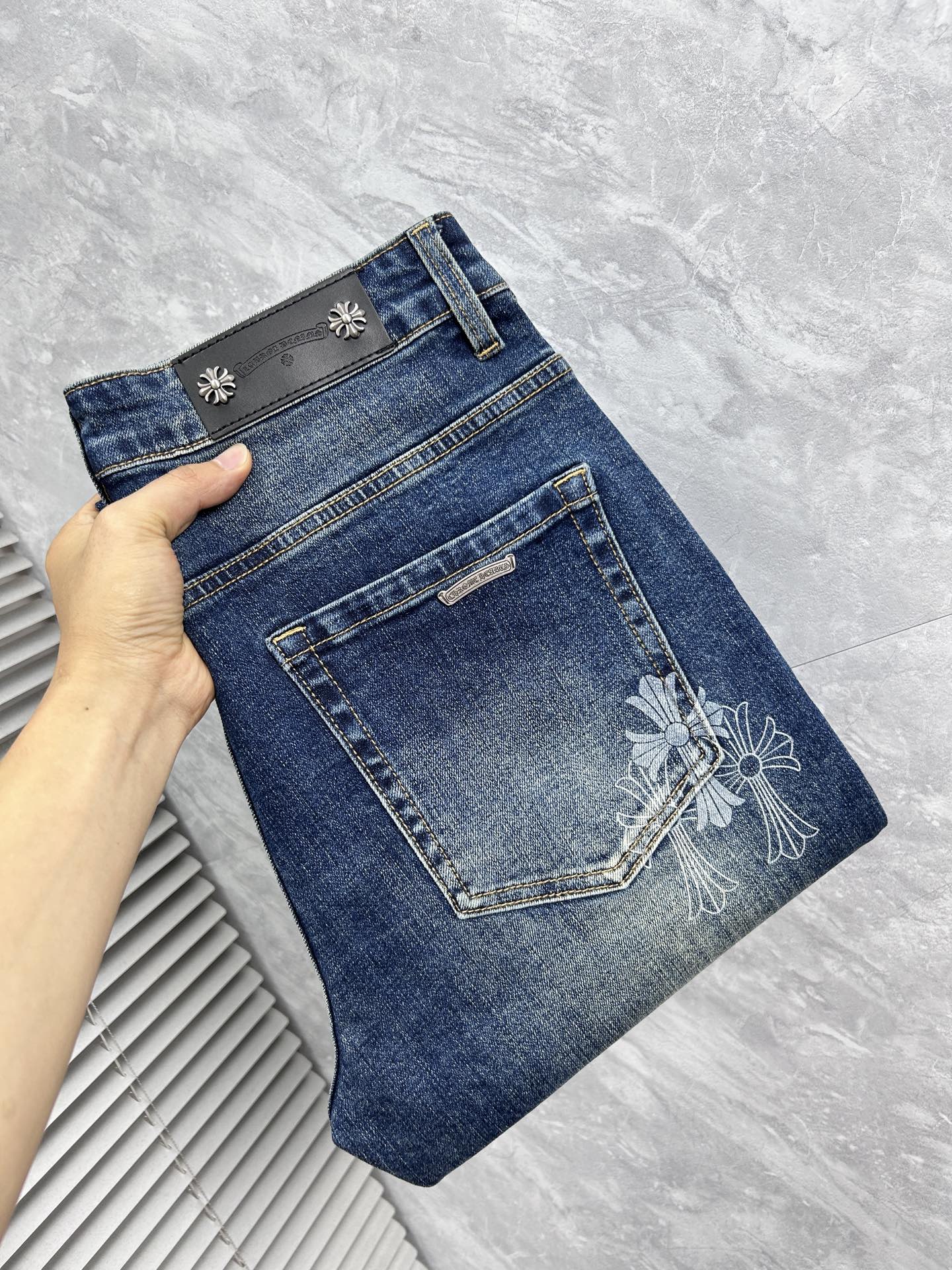 NO:905808,Chrome Hearts 2026 new men's jeans have good fabric elasticity. Exclusively available on the official website. Fashionable and elegant. Heavy craftsmanship design. Using original color yeast washing process. Selected imported heavyweight denim denim fabric. Equipped with counter hardware decoration. Genuine leather label. Exquisite stitching. Big brand style. Worth owning. Code number 28-38, shipped next day,,chrome hearts,jeans,19860909克罗心 2026新品男士牛仔裤 面料弹性好.独家发售 官网同步 时尚优雅 重工艺设计.采用原色酵母水洗工艺 精选进口重磅丹宁牛仔面料 配专柜五金装饰 真皮皮牌 精致车线 大牌风范 值得拥有.码数28-38,隔天出货,,chrome hearts,jeans,,Men's clothing