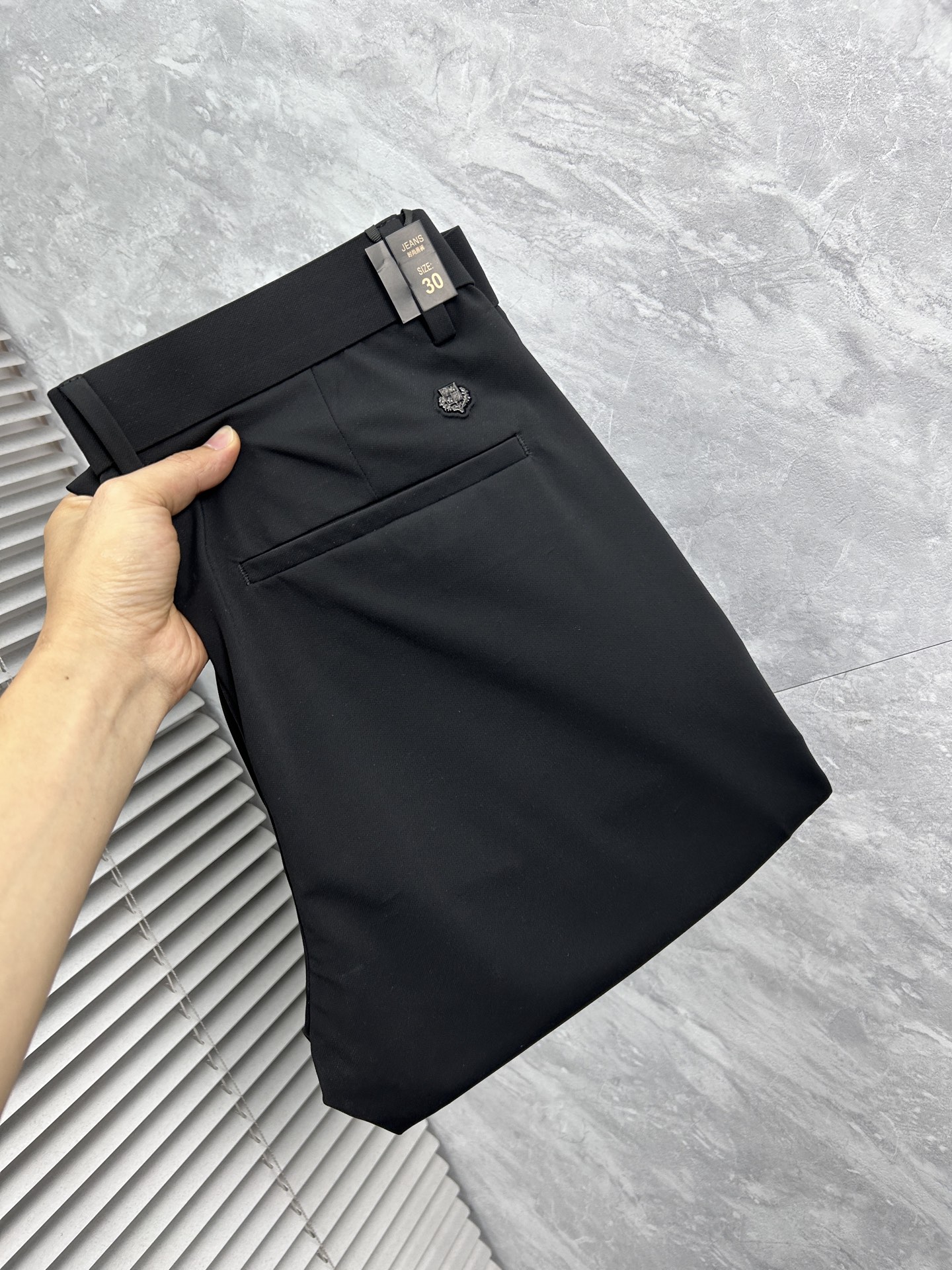 NO:934664,LG's 2026ss counter is simultaneously hot-selling casual pants. This season's must-have versatile style, the upper body is extremely outstanding, super versatile, the original 1:1 replica. The counter's latest fashion element design, imported custom-woven high-quality European cotton fabrics, super good fit, a must-have for casual fashion!  Highly recommended, sizes 29-38,19860909LG 2026ss专柜同步爆款休闲裤,本季必入百搭款式,上身极为出挑,超级百搭款 ,原版1:1复刻 专柜最新时尚元素设计,进口定织高品质欧棉面料,版型超好,休闲时尚必备！强烈推荐款 尺码 29-38,,,Men's clothing