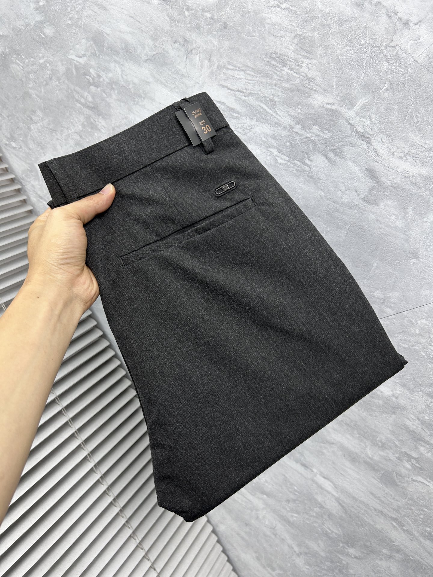 NO:908311,Ermenegildo Zegna's 2026 SS counter casual pants, a must-have versatile style this season, extremely outstanding upper body, super versatile style, 1:1 replica of the original version, the counter's latest fashion element design, imported custom-woven high-quality European cotton fabric, super good fit, a must-have for casual fashion!  Highly recommended size 29-38,,zegna,19860909杰尼亚 2026ss专柜同步爆款休闲裤,本季必入百搭款式,上身极为出挑,超级百搭款 ,原版1:1复刻 专柜最新时尚元素设计,进口定织高品质欧棉面料,版型超好,休闲时尚必备！强烈推荐款 尺码 29-38,,zegna,,Men's clothing