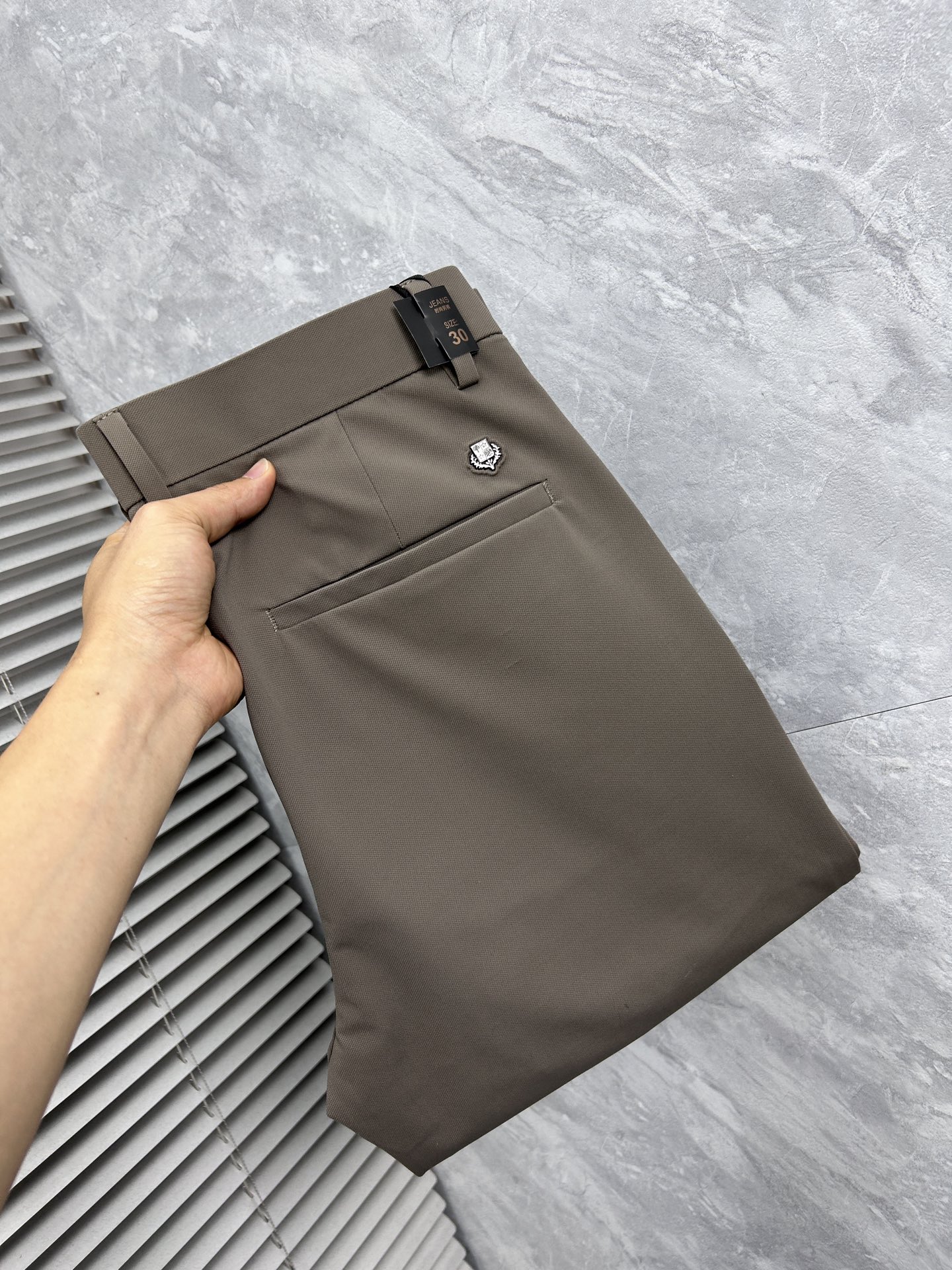 NO:908316,LG's 2026ss counter is simultaneously hot-selling casual pants. This season's must-have versatile style, the upper body is extremely outstanding, super versatile, the original 1:1 replica. The counter's latest fashion element design, imported custom-woven high-quality European cotton fabrics, super good fit, a must-have for casual fashion!  Highly recommended, sizes 29-38,19860909LG 2026ss专柜同步爆款休闲裤,本季必入百搭款式,上身极为出挑,超级百搭款 ,原版1:1复刻 专柜最新时尚元素设计,进口定织高品质欧棉面料,版型超好,休闲时尚必备！强烈推荐款 尺码 29-38,,,Men's clothing