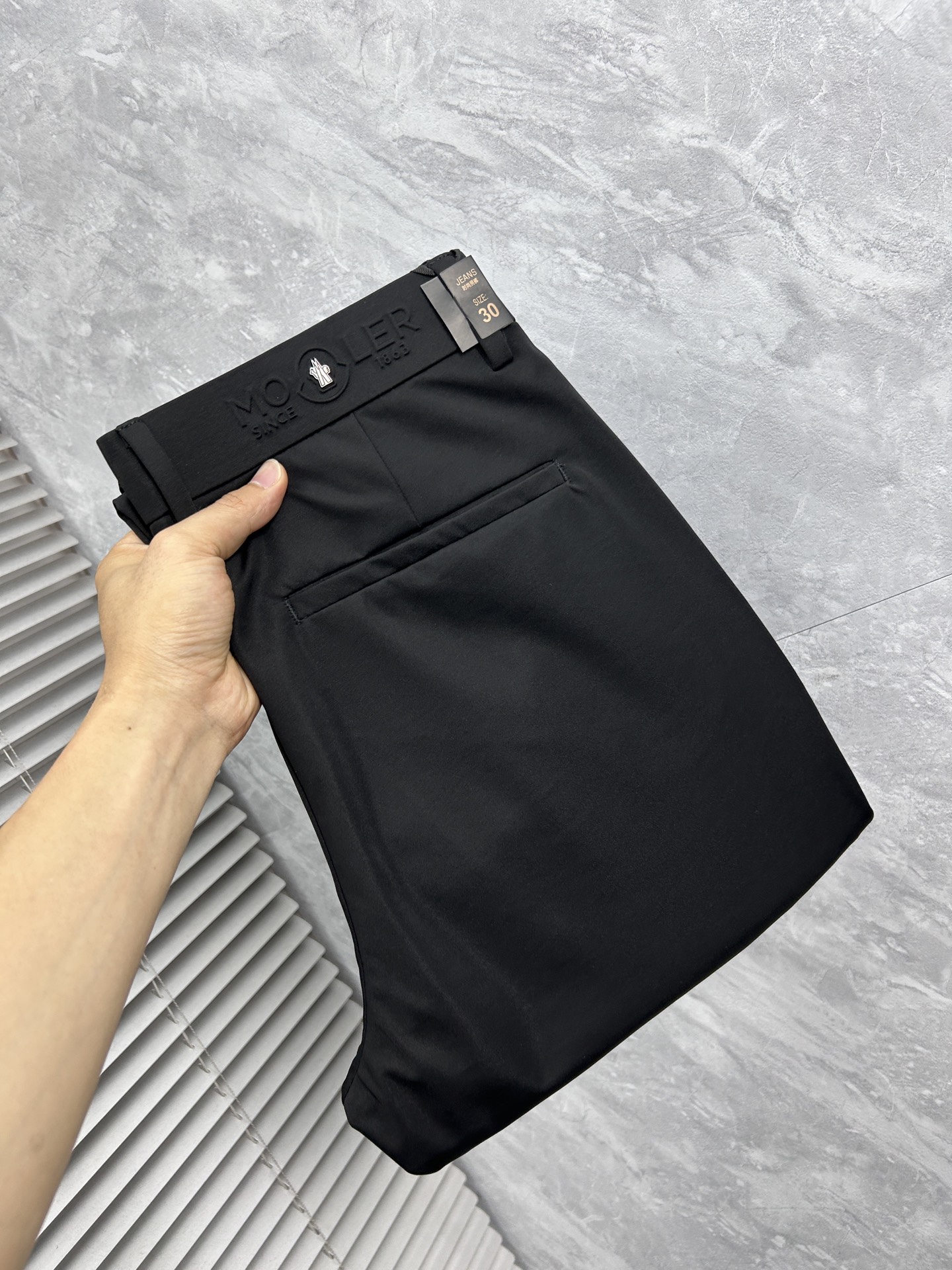 NO:934662,Mengkou 2026 ss counter simultaneously popular casual pants, must-have versatile style this season, extremely outstanding upper body, super versatile style, original 1:1 replica, the latest fashion element design in the counter, imported custom-woven high-quality European cotton fabric, super good fit, a must-have for casual fashion!  Highly recommended, sizes 29-38, Moncler,19860909蒙口 2026ss专柜同步爆款休闲裤,本季必入百搭款式,上身极为出挑,超级百搭款 ,原版1:1复刻 专柜最新时尚元素设计,进口定织高品质欧棉面料,版型超好,休闲时尚必备！强烈推荐款 尺码 29-38,,Moncler,,Men's clothing
