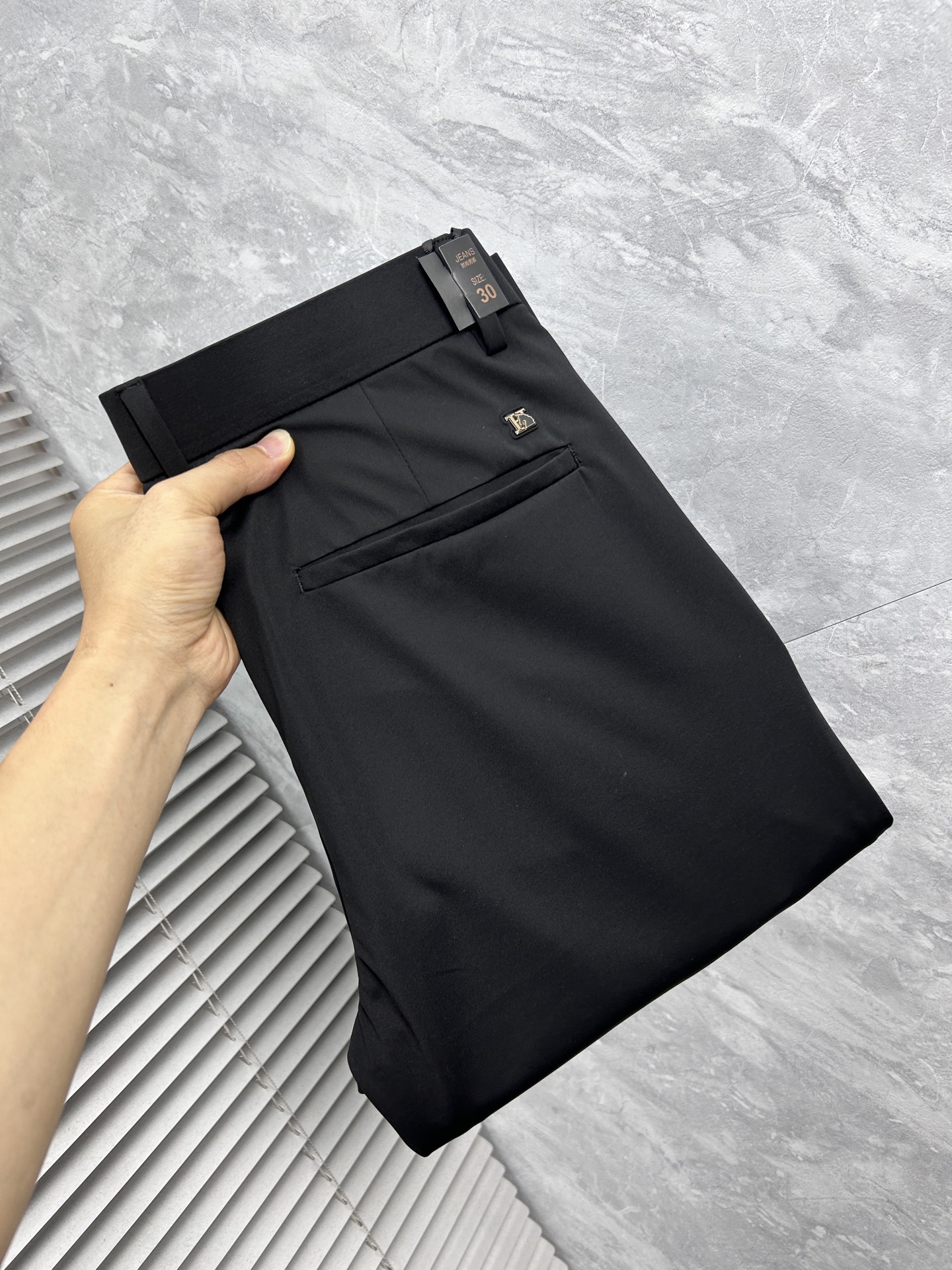 NO:908283,Hermès 2026 SS counter casual pants are a hot trend. This season's must-have versatile style, the upper body is extremely outstanding, super versatile, the original 1:1 replica. The counter's latest fashion element design, imported custom-woven high-quality European cotton fabrics, super good fit, a must-have for casual fashion!  Highly recommended, sizes 29-38, hermes,19860909爱马仕 2026ss专柜同步爆款休闲裤,本季必入百搭款式,上身极为出挑,超级百搭款 ,原版1:1复刻 专柜最新时尚元素设计,进口定织高品质欧棉面料,版型超好,休闲时尚必备！强烈推荐款 尺码 29-38,,hermes,,Men's clothing
