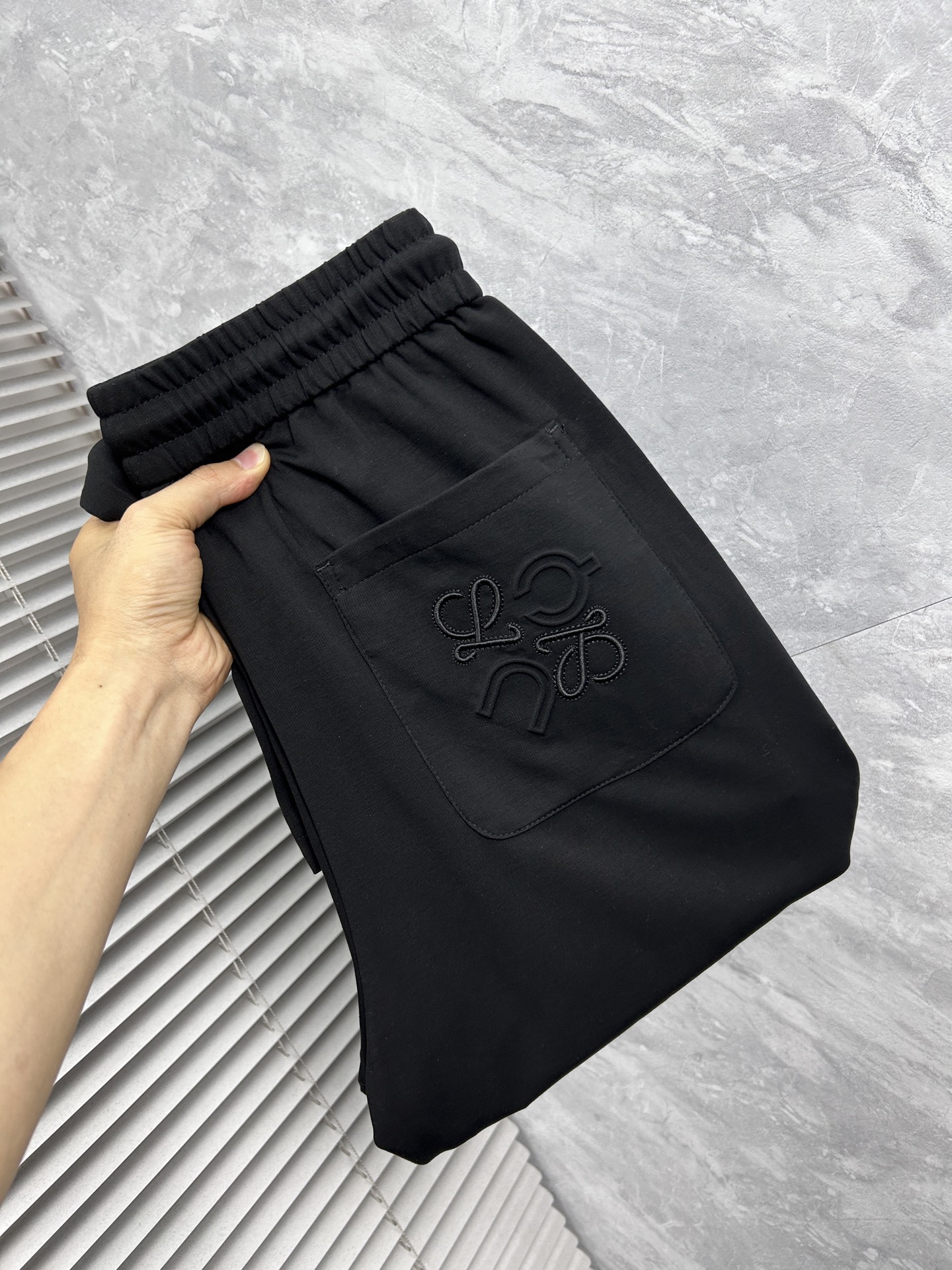 NO:934696,Luo Yiwei's 2026 SS counter casual pants are a hot trend. This season's must-have versatile style, the upper body is extremely outstanding, super versatile, the original 1:1 replica. The counter's latest fashion element design, imported custom-woven high-quality European cotton fabrics, super good fit, a must-have for casual fashion!  Highly recommended size 29-38, loewe,19860909罗意威 2026ss专柜同步爆款休闲裤,本季必入百搭款式,上身极为出挑,超级百搭款 ,原版1:1复刻 专柜最新时尚元素设计,进口定织高品质欧棉面料,版型超好,休闲时尚必备！强烈推荐款 尺码 29-38,,loewe,,Men's clothing