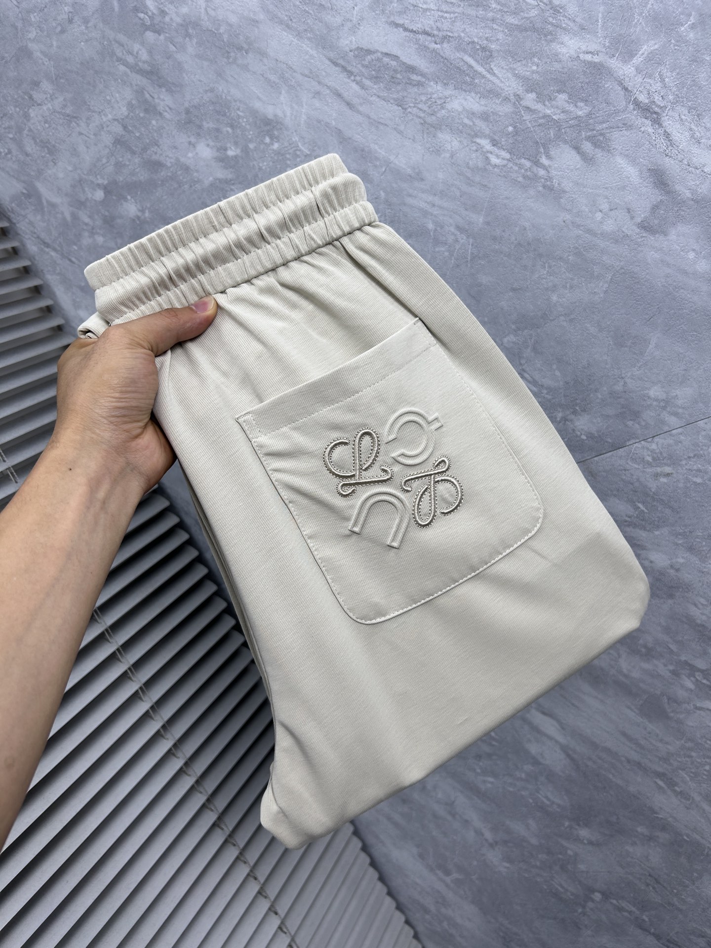 NO:948528,Luo Yiwei's 2026ss counter simultaneously popular casual pants, a must-have versatile style this season, the upper body is extremely outstanding, super versatile, the original 1:1 replica, the counter's latest fashion element design, imported custom-woven high-quality European cotton fabrics, super good fit, a must-have for casual fashion!  Highly recommended size 29-38, loewe,19860909罗意威 2026ss专柜同步爆款休闲裤,本季必入百搭款式,上身极为出挑,超级百搭款 ,原版1:1复刻 专柜最新时尚元素设计,进口定织高品质欧棉面料,版型超好,休闲时尚必备！强烈推荐款 尺码 29-38,,loewe,,Men's clothing