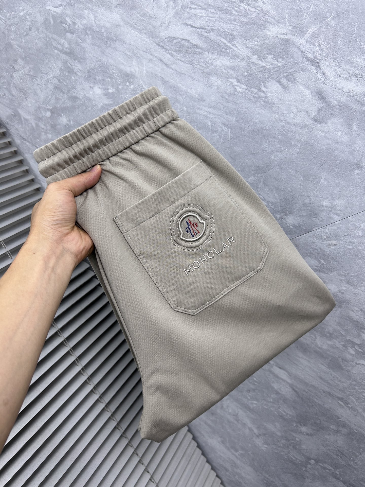 NO:934691,Mengkou 2026 ss counter simultaneously popular casual pants, must-have versatile style this season, extremely outstanding upper body, super versatile style, original 1:1 replica, the latest fashion element design in the counter, imported custom-woven high-quality European cotton fabric, super good fit, a must-have for casual fashion!  Highly recommended, sizes 29-38, Moncler,19860909蒙口 2026ss专柜同步爆款休闲裤,本季必入百搭款式,上身极为出挑,超级百搭款 ,原版1:1复刻 专柜最新时尚元素设计,进口定织高品质欧棉面料,版型超好,休闲时尚必备！强烈推荐款 尺码 29-38,,Moncler,,Men's clothing