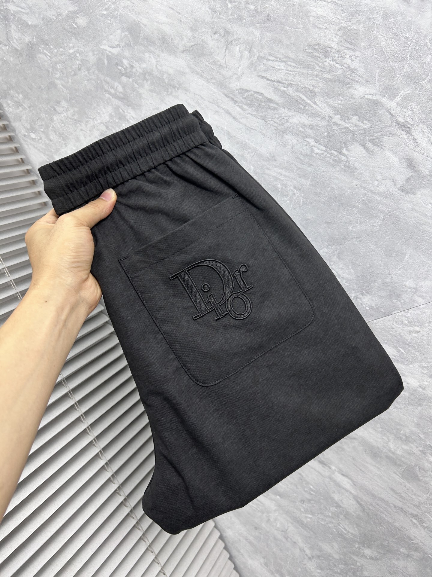 NO:934686,dr 2026ss counter simultaneously popular casual pants, must-have versatile style this season, extremely outstanding upper body, super versatile style, original 1:1 replica, the latest fashion element design in the counter, imported custom-woven high-quality European cotton fabric, super good fit, a must-have for casual fashion!  Highly recommended, sizes 29-38,19860909dr 2026ss专柜同步爆款休闲裤,本季必入百搭款式,上身极为出挑,超级百搭款 ,原版1:1复刻 专柜最新时尚元素设计,进口定织高品质欧棉面料,版型超好,休闲时尚必备！强烈推荐款 尺码 29-38,,,Men's clothing