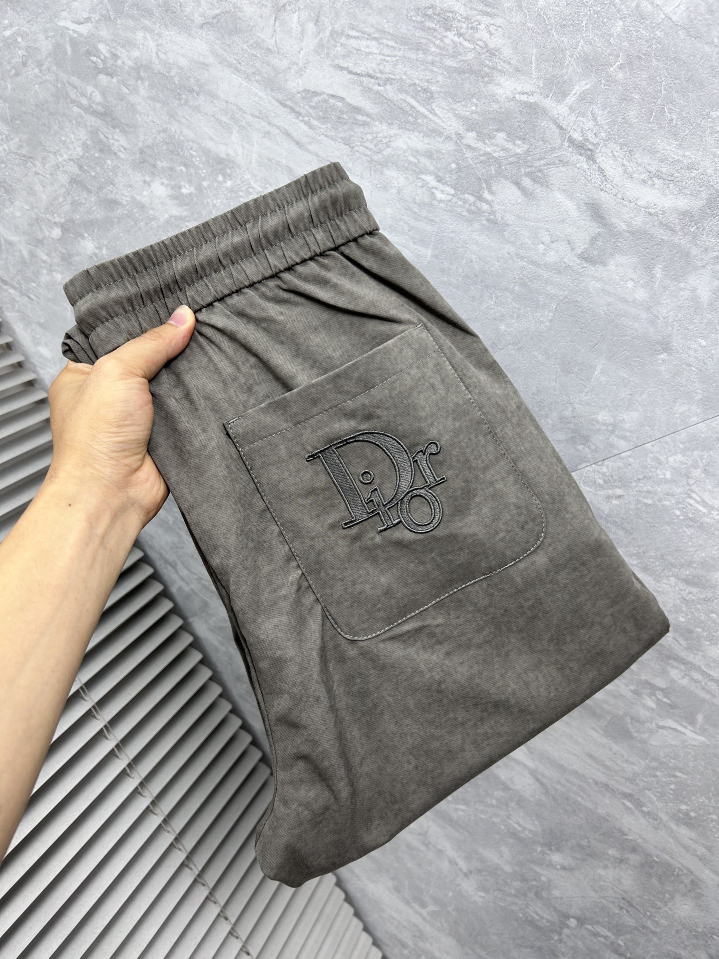 NO:908289,dr 2026ss counter simultaneously popular casual pants, must-have versatile style this season, extremely outstanding upper body, super versatile style, original 1:1 replica, the latest fashion element design in the counter, imported custom-woven high-quality European cotton fabric, super good fit, a must-have for casual fashion!  Highly recommended, sizes 29-38,19860909dr 2026ss专柜同步爆款休闲裤,本季必入百搭款式,上身极为出挑,超级百搭款 ,原版1:1复刻 专柜最新时尚元素设计,进口定织高品质欧棉面料,版型超好,休闲时尚必备！强烈推荐款 尺码 29-38,,,Men's clothing