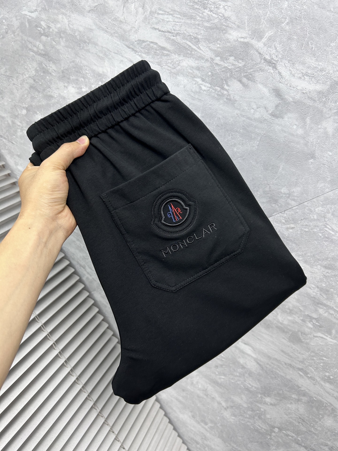 NO:934681,Mengkou 2026 ss counter simultaneously popular casual pants, must-have versatile style this season, extremely outstanding upper body, super versatile style, original 1:1 replica, the latest fashion element design in the counter, imported custom-woven high-quality European cotton fabric, super good fit, a must-have for casual fashion!  Highly recommended, sizes 29-38, Moncler,19860909蒙口 2026ss专柜同步爆款休闲裤,本季必入百搭款式,上身极为出挑,超级百搭款 ,原版1:1复刻 专柜最新时尚元素设计,进口定织高品质欧棉面料,版型超好,休闲时尚必备！强烈推荐款 尺码 29-38,,Moncler,,Men's clothing