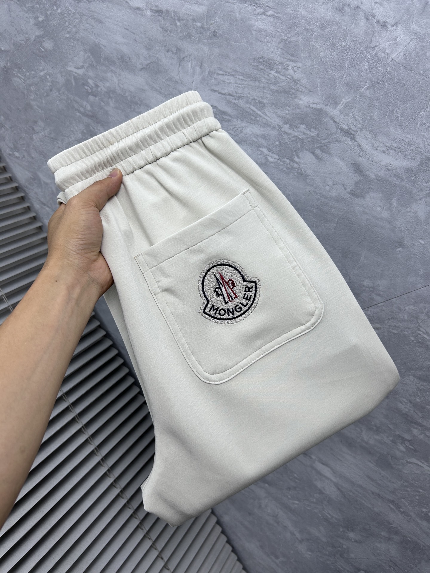 NO:908294,Mengkou 2026 ss counter simultaneously popular casual pants, must-have versatile style this season, extremely outstanding upper body, super versatile style, original 1:1 replica, the latest fashion element design in the counter, imported custom-woven high-quality European cotton fabric, super good fit, a must-have for casual fashion!  Highly recommended, sizes 29-38, Moncler,19860909蒙口 2026ss专柜同步爆款休闲裤,本季必入百搭款式,上身极为出挑,超级百搭款 ,原版1:1复刻 专柜最新时尚元素设计,进口定织高品质欧棉面料,版型超好,休闲时尚必备！强烈推荐款 尺码 29-38,,Moncler,,Men's clothing