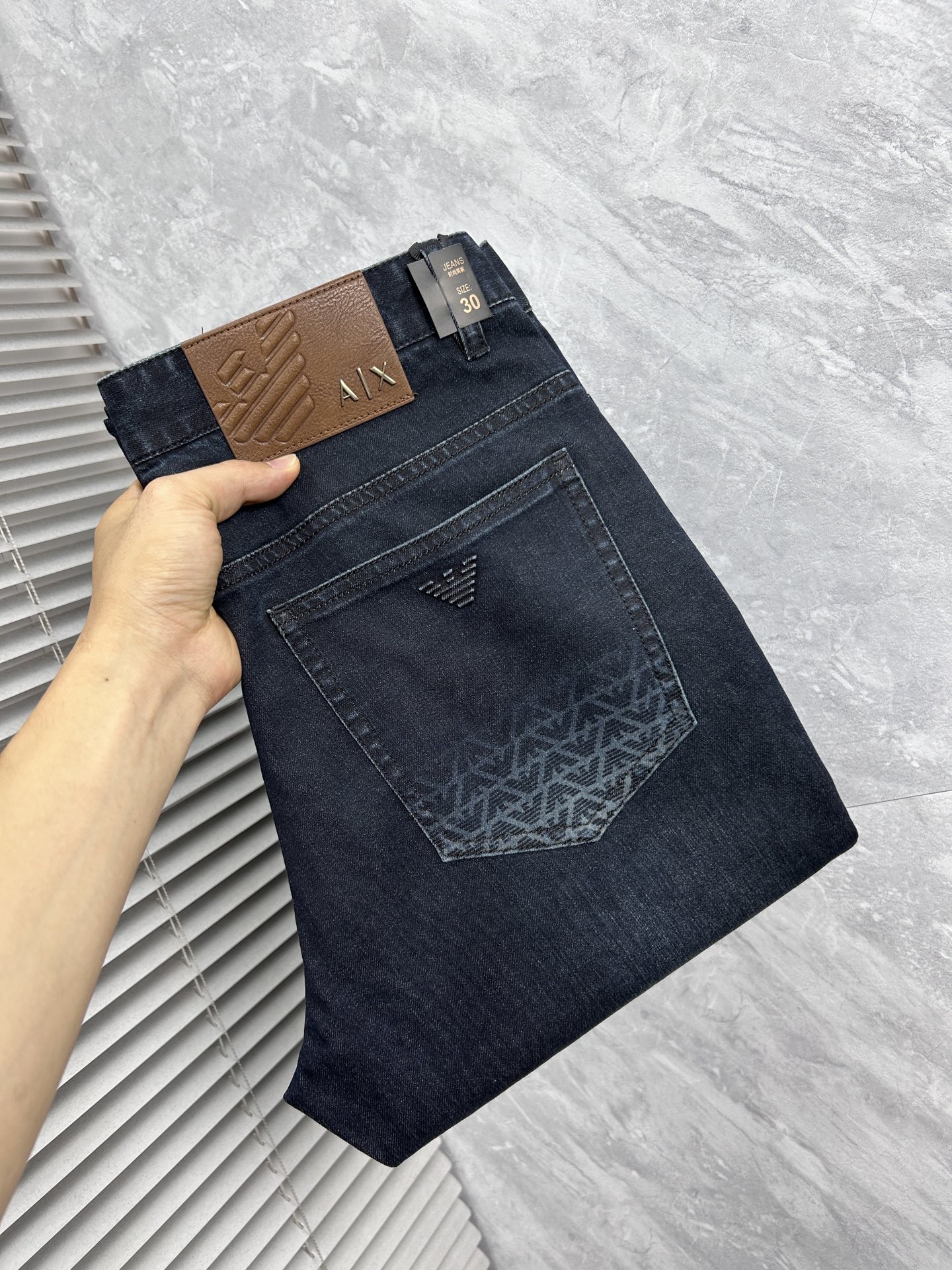 NO:908307,Armani 2026ss counter simultaneously popular casual jeans, must-have versatile styles this season, extremely outstanding upper body, super versatile style, original 1:1 replica, the latest fashion element design in the counter, imported custom-woven high-quality European cotton fabrics, super good fit, a must-have for casual fashion!  Highly recommended size 29-38, armani,jeans,19860909阿玛尼2026ss专柜同步爆款休闲牛仔裤,本季必入百搭款式,上身极为出挑,超级百搭款 ,原版1:1复刻 专柜最新时尚元素设计,进口定织高品质欧棉面料,版型超好,休闲时尚必备！强烈推荐款 尺码 29-38,,armani,jeans,,Men's clothing