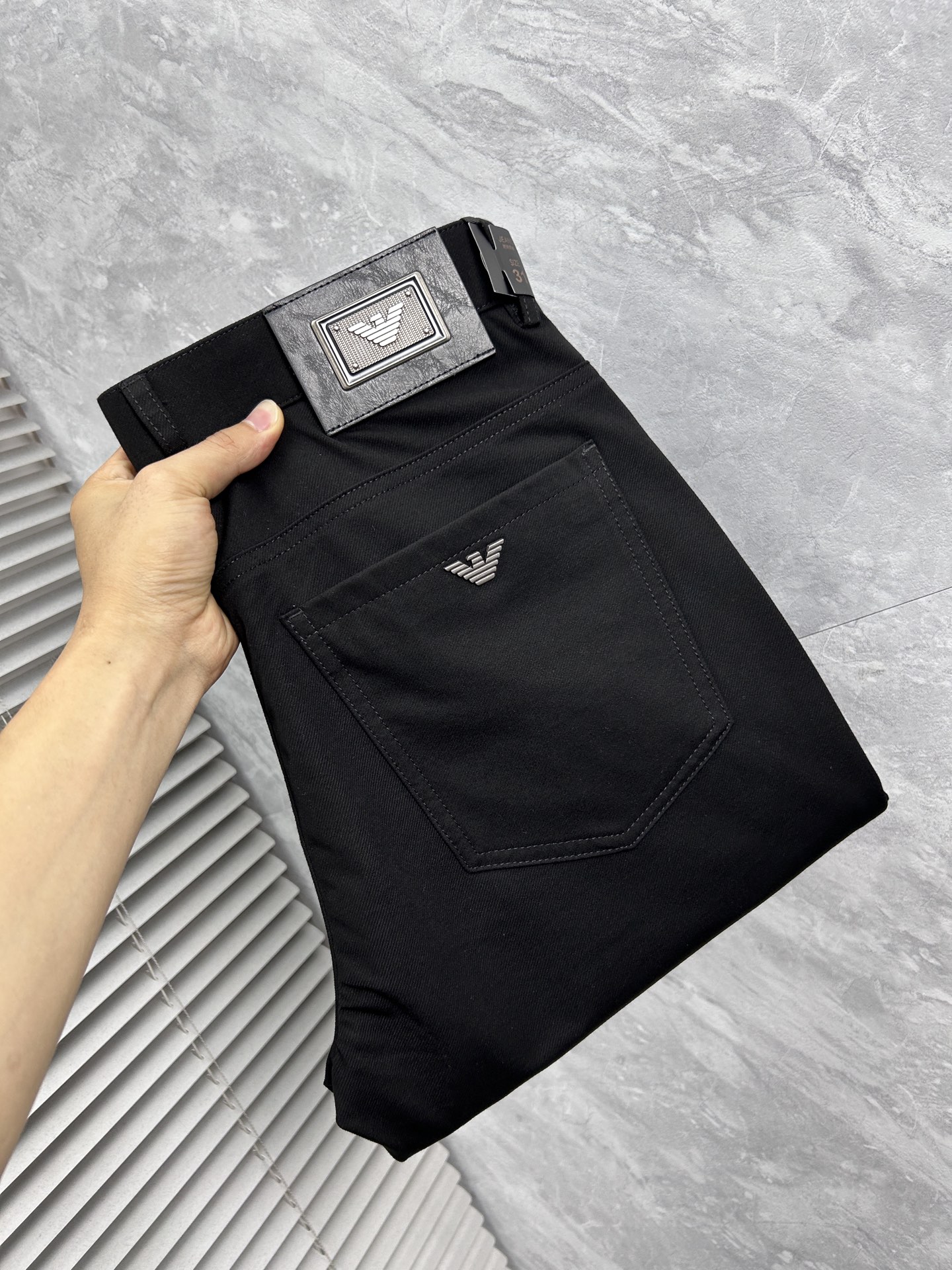 NO:908312,Armani 2026ss counter simultaneously popular casual pants, must-have versatile style this season, extremely outstanding upper body, super versatile style, original 1:1 replica, the latest fashion element design in the counter, imported custom-woven high-quality European cotton fabric, super good fit, a must-have for casual fashion!  Highly recommended, sizes 29-38, armani,19860909阿玛尼 2026ss专柜同步爆款休闲裤,本季必入百搭款式,上身极为出挑,超级百搭款 ,原版1:1复刻 专柜最新时尚元素设计,进口定织高品质欧棉面料,版型超好,休闲时尚必备！强烈推荐款 尺码 29-38,,armani,,Men's clothing