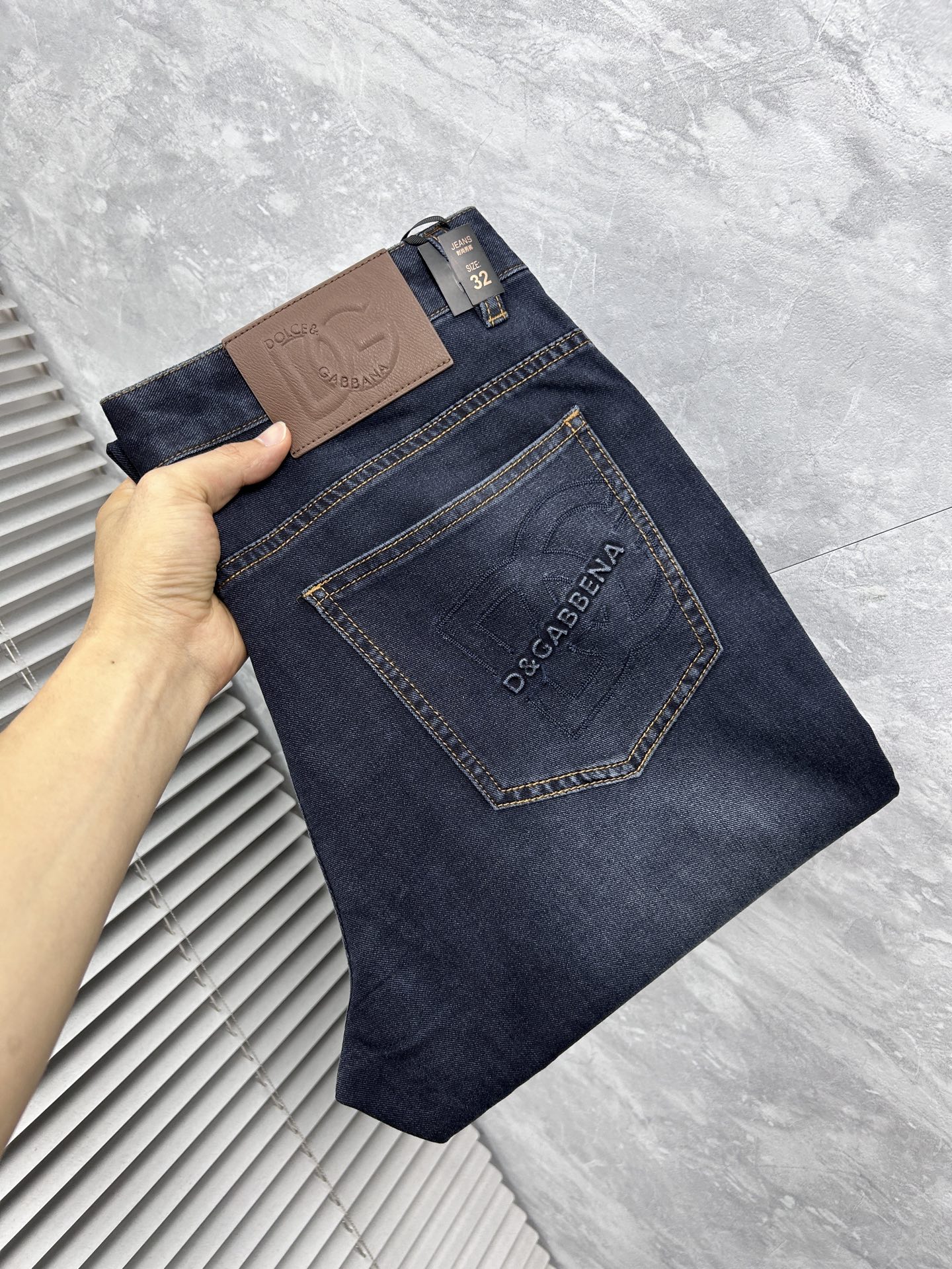 NO:908317,DG 2026ss counter is simultaneously popular casual jeans, a must-have versatile style this season, the upper body is very outstanding, super versatile, original 1:1 replica, the latest fashion element design in the counter, imported custom-woven high-quality European cotton fabric, super good fit, a must-have for casual fashion!  Highly recommended, sizes 29-38,,jeans,19860909DG 2026ss专柜同步爆款休闲牛仔裤,本季必入百搭款式,上身极为出挑,超级百搭款 ,原版1:1复刻 专柜最新时尚元素设计,进口定织高品质欧棉面料,版型超好,休闲时尚必备！强烈推荐款 尺码 29-38,,jeans,,Men's clothing