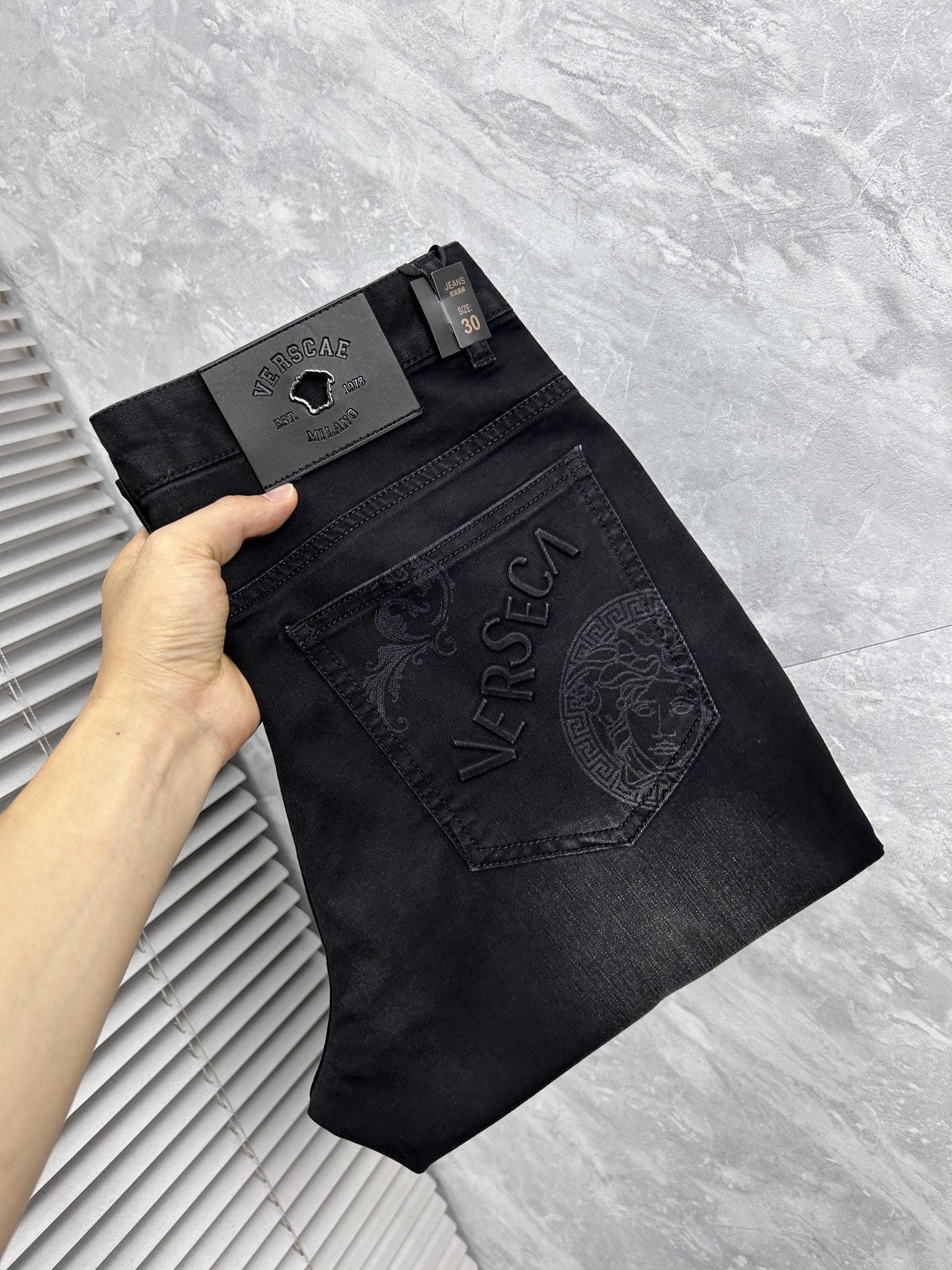 NO:908322,Versace's 2026 SS counters are simultaneously hot-selling casual jeans. This season's must-have versatile style, the upper body is extremely outstanding, super versatile, the original 1:1 replica. The counter's latest fashion element design, imported custom-woven high-quality European cotton fabrics, super good fit, a must-have for casual fashion!  Highly recommended size 29-38,versace,jeans,19860909范思哲 2026ss专柜同步爆款休闲牛仔裤,本季必入百搭款式,上身极为出挑,超级百搭款 ,原版1:1复刻 专柜最新时尚元素设计,进口定织高品质欧棉面料,版型超好,休闲时尚必备！强烈推荐款 尺码 29-38,,versace,jeans,,Men's clothing
