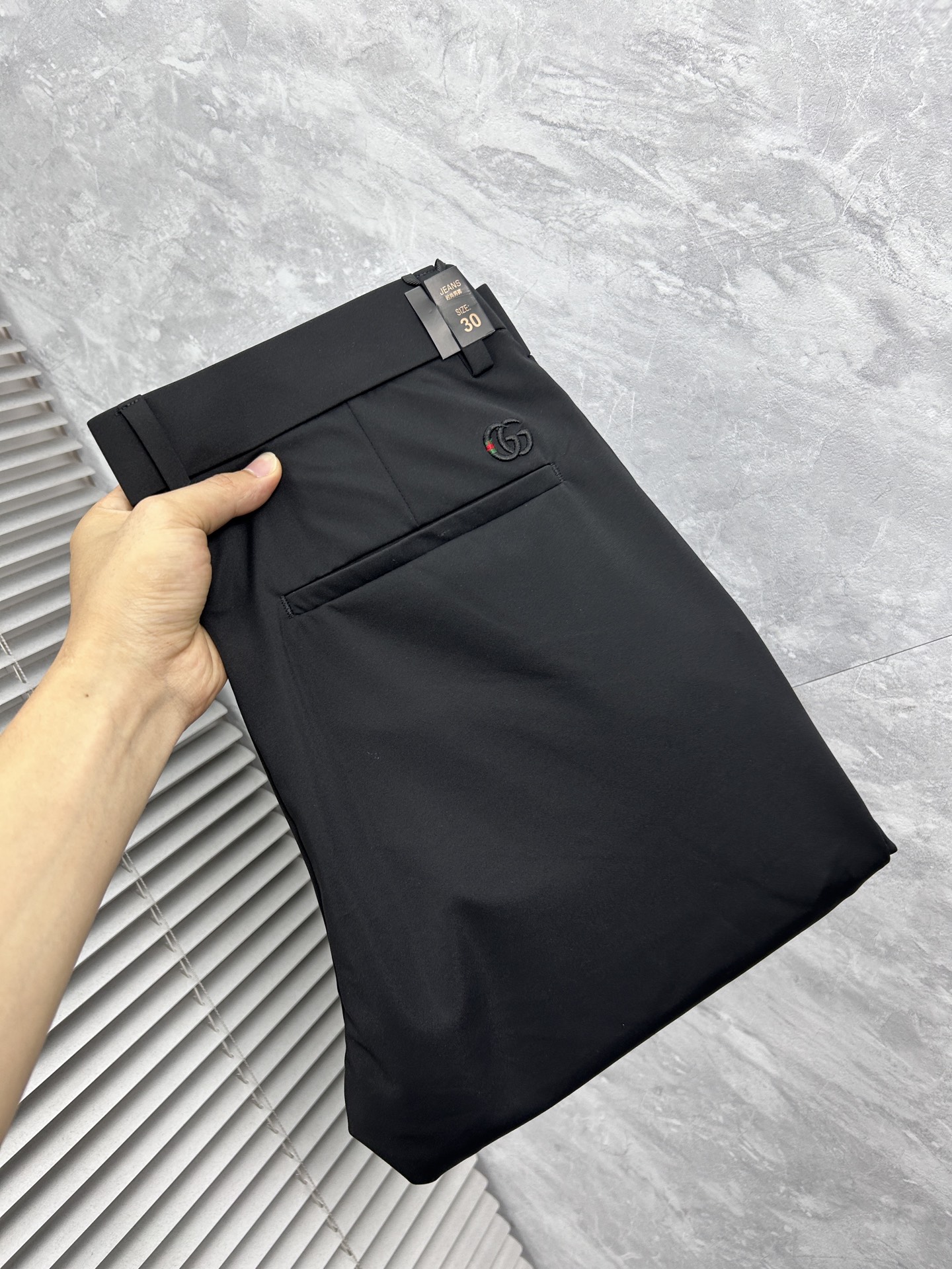 NO:908304,Gucci's 2026 SS counter casual pants are a hot trend. This season's must-have versatile style, the upper body is extremely outstanding, super versatile, the original 1:1 replica. The counter's latest fashion element design, imported custom-woven high-quality European cotton fabrics, super good fit, a must-have for casual fashion!  Highly recommended, sizes 29-38,19860909古奇 2026ss专柜同步爆款休闲裤,本季必入百搭款式,上身极为出挑,超级百搭款 ,原版1:1复刻 专柜最新时尚元素设计,进口定织高品质欧棉面料,版型超好,休闲时尚必备！强烈推荐款 尺码 29-38,,,Men's clothing