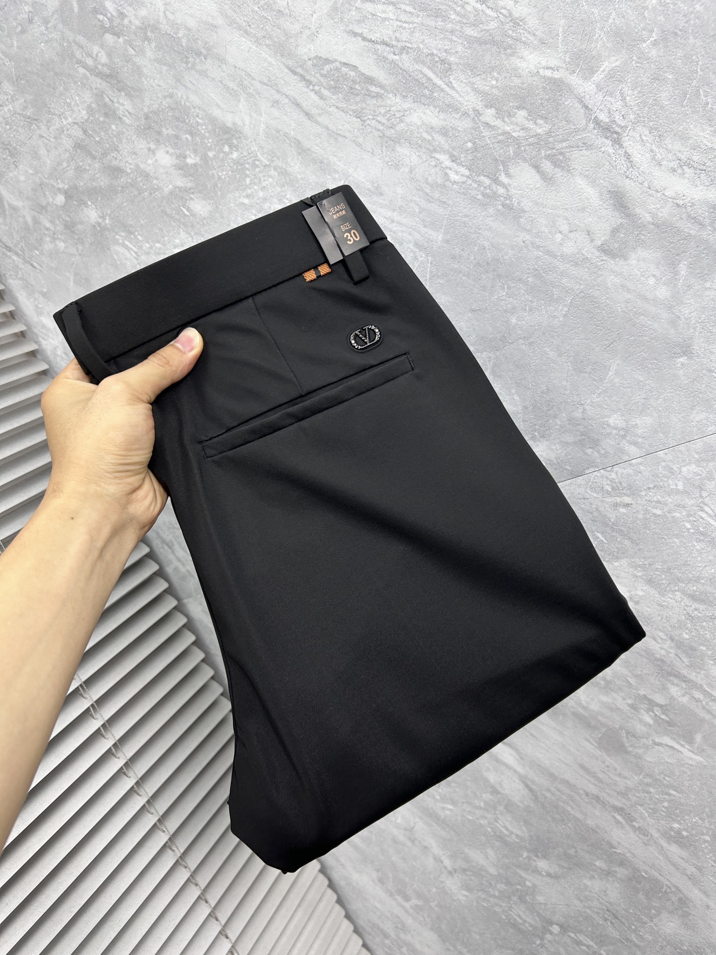 NO:908299,Valentino's 2026 SS counter casual pants are a hot trend. This season's must-have versatile style, the upper body is extremely outstanding, super versatile, the original 1:1 replica. The counter's latest fashion element design, imported custom-woven high-quality European cotton fabrics, super good fit, a must-have for casual fashion!  Highly recommended, sizes 29-38, valentino,19860909华伦天奴 2026ss专柜同步爆款休闲裤,本季必入百搭款式,上身极为出挑,超级百搭款 ,原版1:1复刻 专柜最新时尚元素设计,进口定织高品质欧棉面料,版型超好,休闲时尚必备！强烈推荐款 尺码 29-38,,valentino,,Men's clothing