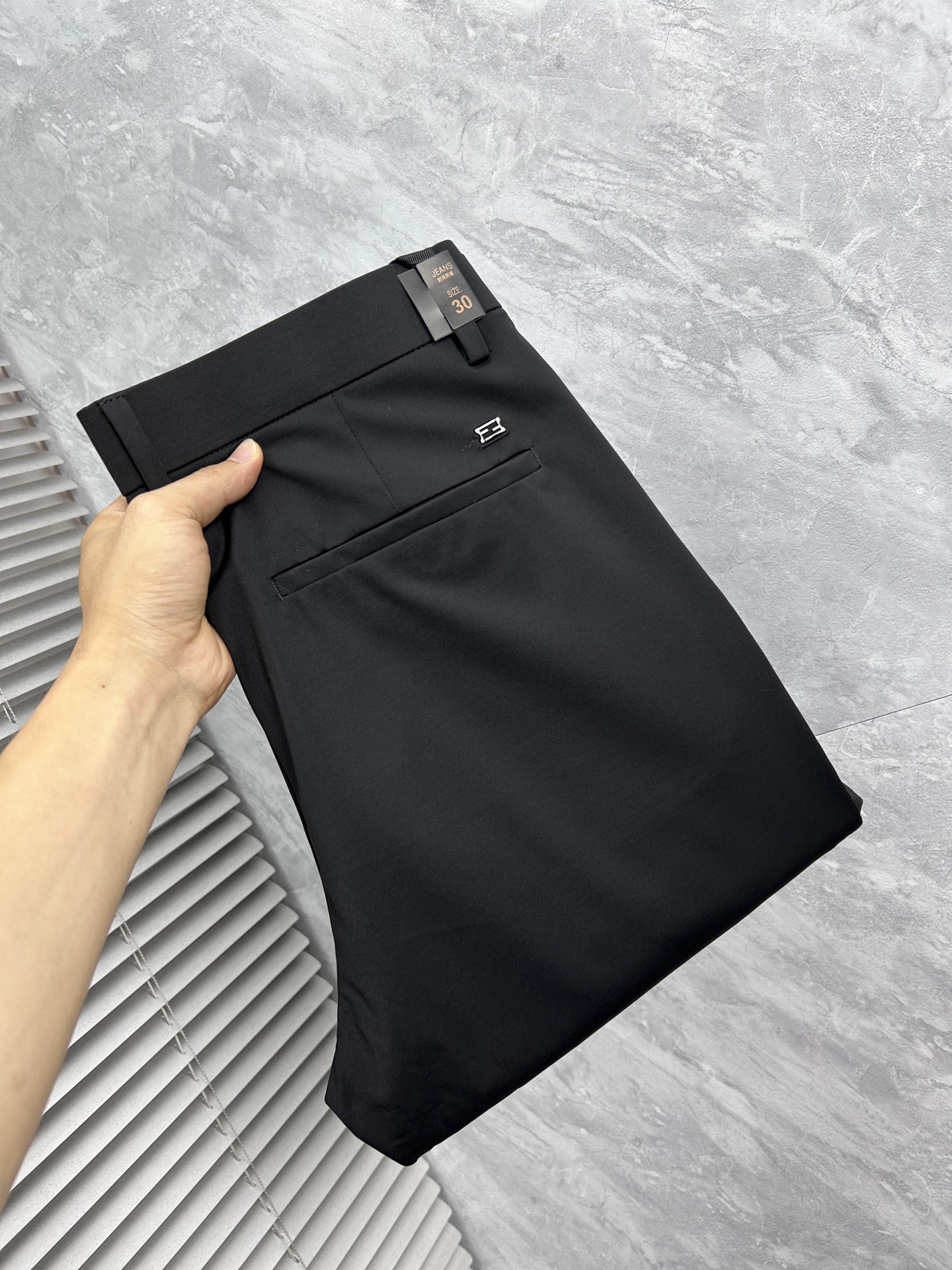 NO:934677,Fendi's 2026 SS counters are simultaneously popular casual pants. This season's must-have versatile style, the upper body is extremely outstanding, super versatile, the original 1:1 replica. The counter's latest fashion element design, imported custom-woven high-quality European cotton fabrics, super good fit, a must-have for casual fashion!  Highly recommended, sizes 29-38, fendi,19860909芬迪 2026ss专柜同步爆款休闲裤,本季必入百搭款式,上身极为出挑,超级百搭款 ,原版1:1复刻 专柜最新时尚元素设计,进口定织高品质欧棉面料,版型超好,休闲时尚必备！强烈推荐款 尺码 29-38,,fendi,,Men's clothing