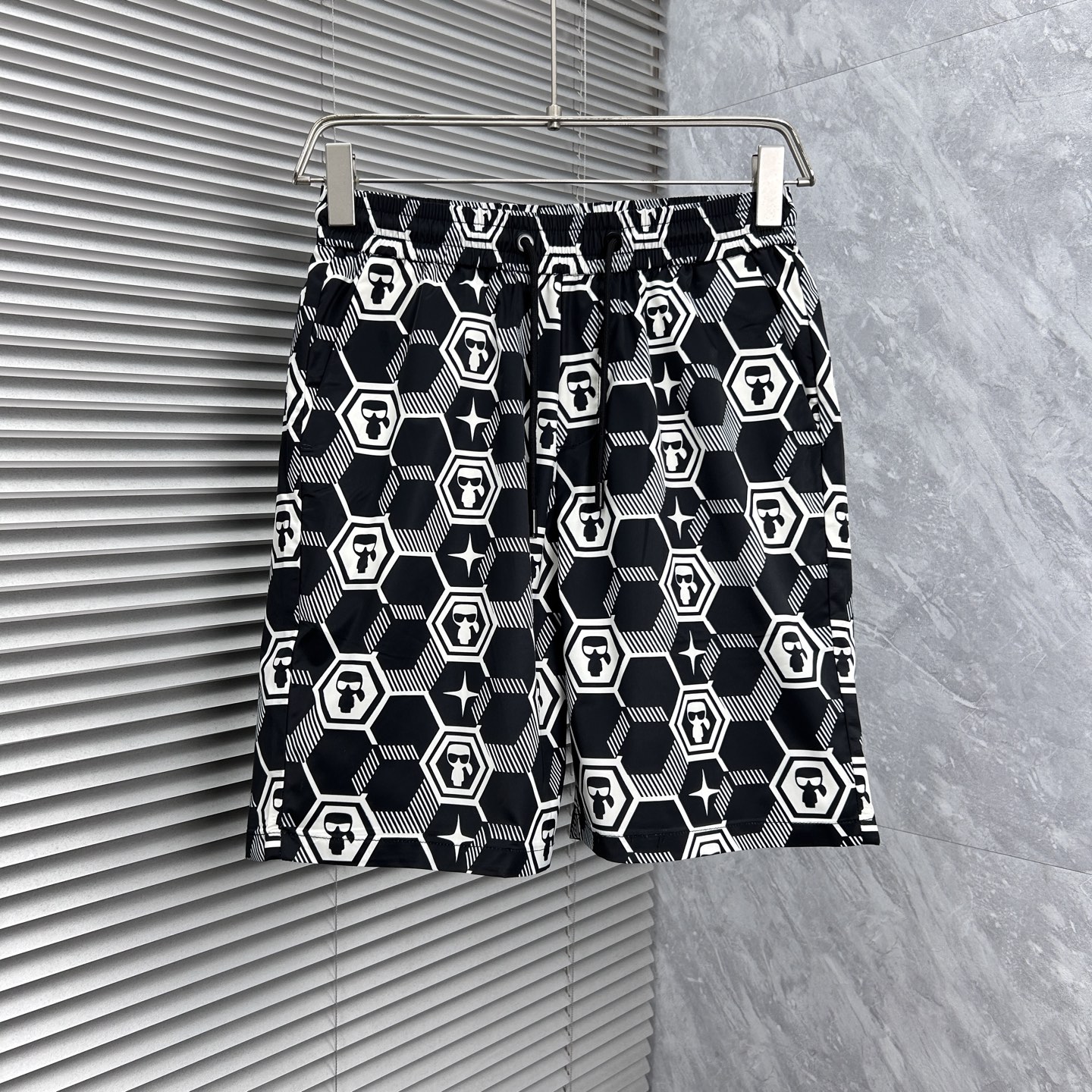 NO:908325,Fendi's 2026 SS counter's popular casual pants, a must-have versatile style this season, extremely outstanding upper body, super versatile style, original 1:1 replica, the latest fashion element design in the counter, imported custom-woven high-quality European cotton fabric, super good fit, a must-have for casual fashion!  Highly recommended, sizes 29-38, fendi,19860909芬迪2026ss专柜同步爆款休闲裤,本季必入百搭款式,上身极为出挑,超级百搭款 ,原版1:1复刻 专柜最新时尚元素设计,进口定织高品质欧棉面料,版型超好,休闲时尚必备！强烈推荐款 尺码 29-38,,fendi,,Men's clothing
