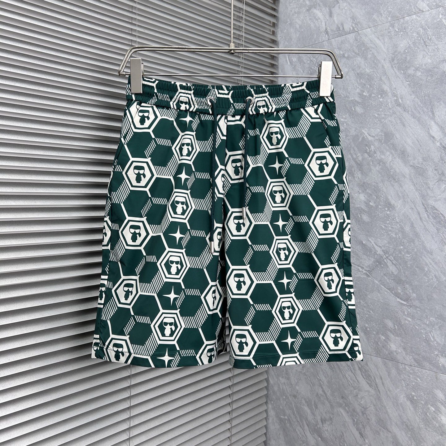 NO:908329,1302026 The ss counter's hot-selling shorts and casual pants are a must-have style this season. The upper body is very outstanding, super versatile, the original 1:1 replica. The counter's latest fashion element design, imported custom-woven high-quality European cotton fabric, super good fit, a must-have for casual fashion!  Highly recommended, sizes 29-38,,shorts,198609091302026ss专柜同步爆款短裤休闲裤,本季必入百搭款式,上身极为出挑,超级百搭款 ,原版1:1复刻 专柜最新时尚元素设计,进口定织高品质欧棉面料,版型超好,休闲时尚必备！强烈推荐款 尺码 29-38,,shorts,,Men's clothing