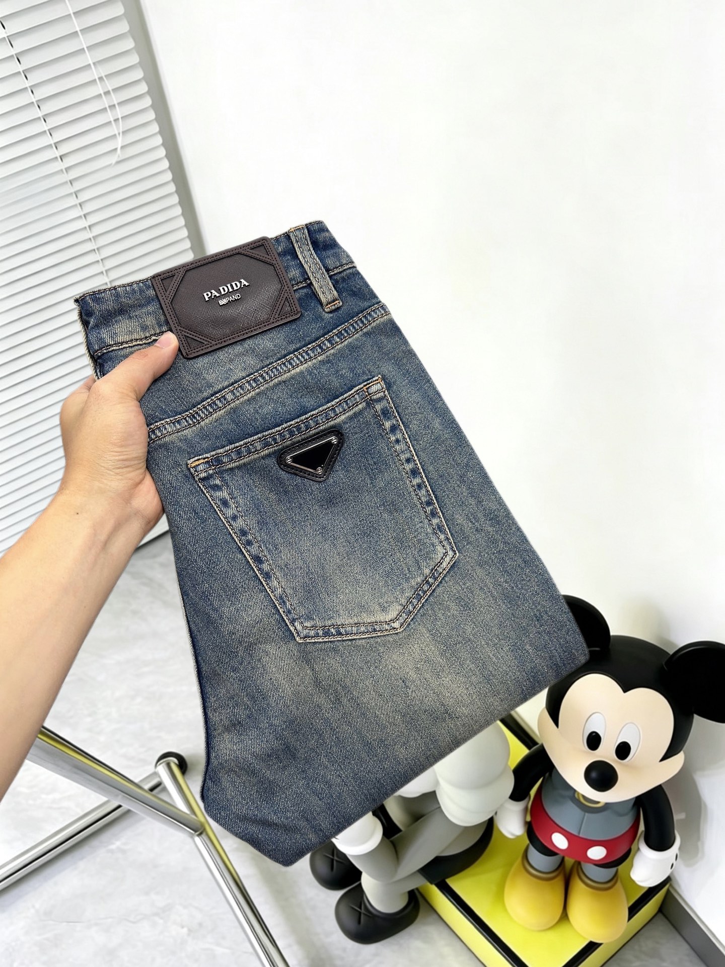 NO:863169,Prada's new men's jeans are made of comfortable and elastic fabrics. Exclusively available. Fashionable and elegant. Designed with heavy craftsmanship. Used original color washing process. Selected imported heavy denim denim fabrics. Customized hardware decoration. Exquisite stitching. All the fine workmanship makes the whole pair of pants more stylish. Worth owning. Sizes 29--38,, prada,jeans,19860909普拉达 新品男士牛仔裤 面料舒适弹性好.独家发售 时尚优雅 重工艺设计.采用原色水洗工艺 精选进口重磅丹宁牛仔面料 定制五金装饰 精致车线 所有精细做工让整条裤子的调性更上一层楼 值得拥有. 尺码29--38,,prada,jeans,,Men's clothing