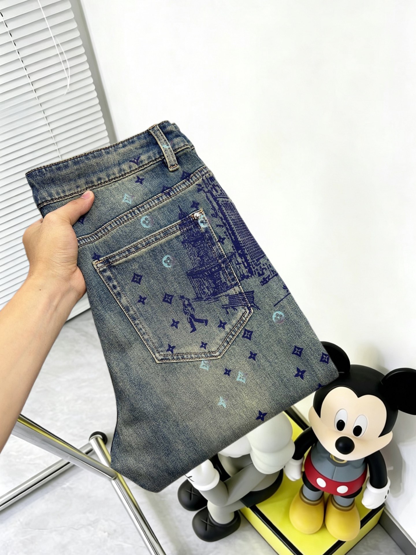 NO:863183,Dolce & Gabbana's new men's jeans. The fabric is comfortable and elastic. Exclusively available. Fashionable and elegant. Designed with heavy craftsmanship. Uses original color washing process. Selected imported heavy denim denim fabric. Customized hardware decoration. Exquisite stitching. All fine workmanship makes the whole pair of pants more stylish. Worth owning. Sizes 29--38,,Dolce&Gabbana,jeans,19860909杜嘉班‘’新品男士牛仔裤 面料舒适弹性好.独家发售 时尚优雅 重工艺设计.采用原色水洗工艺 精选进口重磅丹宁牛仔面料 定制五金装饰 精致车线 所有精细做工让整条裤子的调性更上一层楼 值得拥有. 尺码29--38,,Dolce&Gabbana,jeans,,Men's clothing