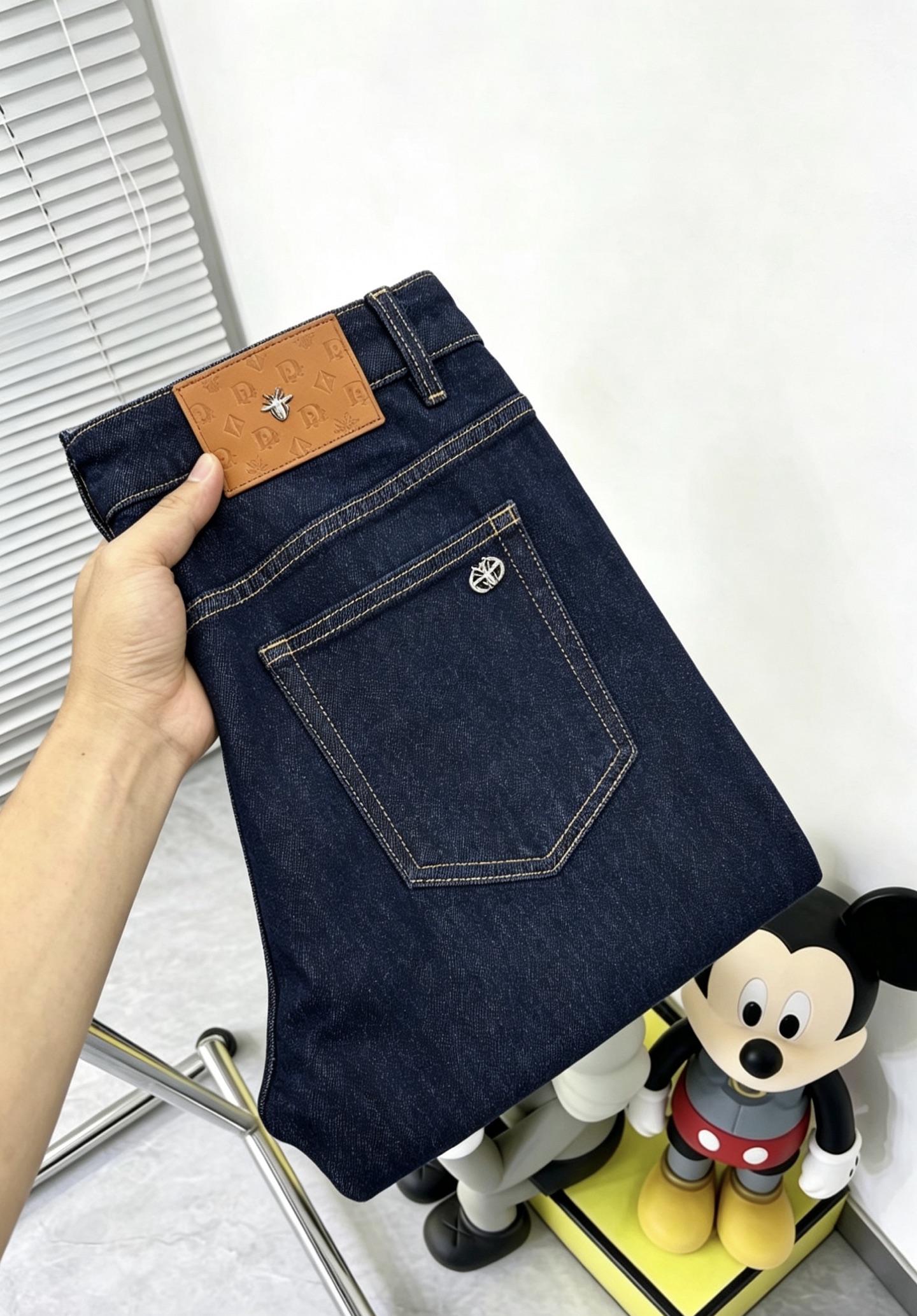NO:863204,dr's new men's jeans. The fabric is comfortable and elastic. Exclusively available. Fashionable and elegant. Designed with heavy craftsmanship. Using original color washing technology. Selected imported heavyweight denim denim fabric. Customized hardware decoration. Exquisite stitching. All the fine workmanship makes the whole pair of pants more stylish. Worth owning. Sizes 29--38,,jeans,19860909dr 新品男士牛仔裤 面料舒适弹性好.独家发售 时尚优雅 重工艺设计.采用原色水洗工艺 精选进口重磅丹宁牛仔面料 定制五金装饰 精致车线 所有精细做工让整条裤子的调性更上一层楼 值得拥有. 尺码29--38,,jeans,,Men's clothing
